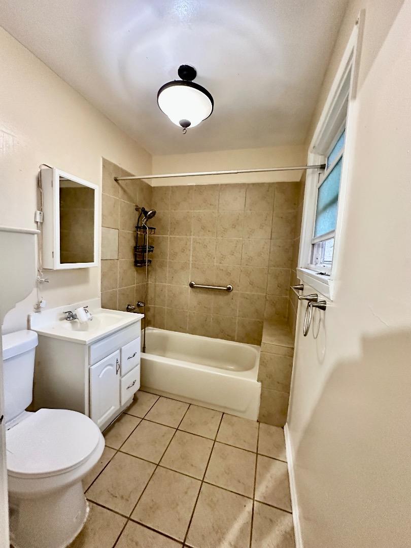 Detail Gallery Image 12 of 14 For 251 Ivy Dr, Menlo Park,  CA 94025 - 4 Beds | 3 Baths