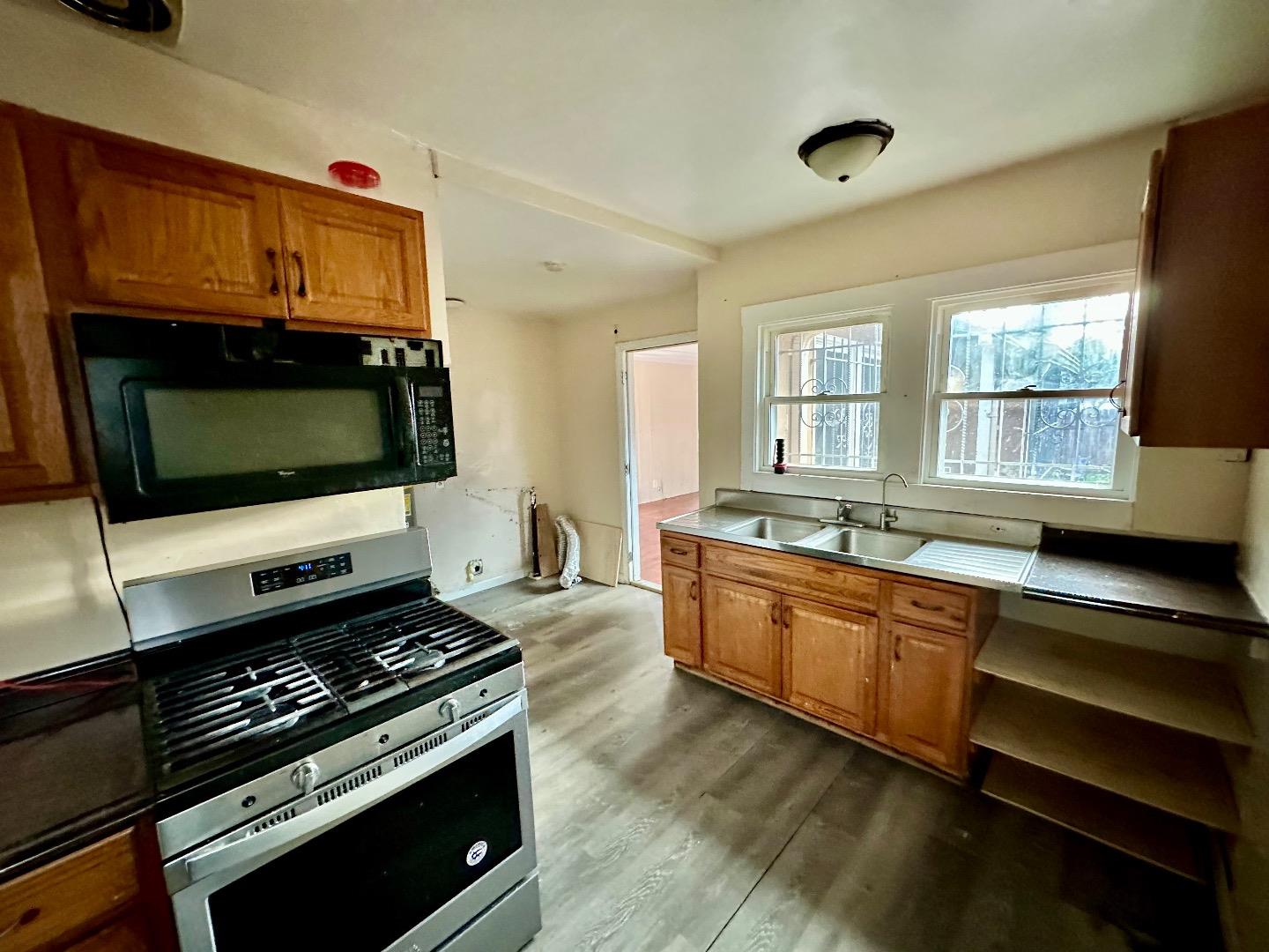 Detail Gallery Image 7 of 14 For 251 Ivy Dr, Menlo Park,  CA 94025 - 4 Beds | 3 Baths