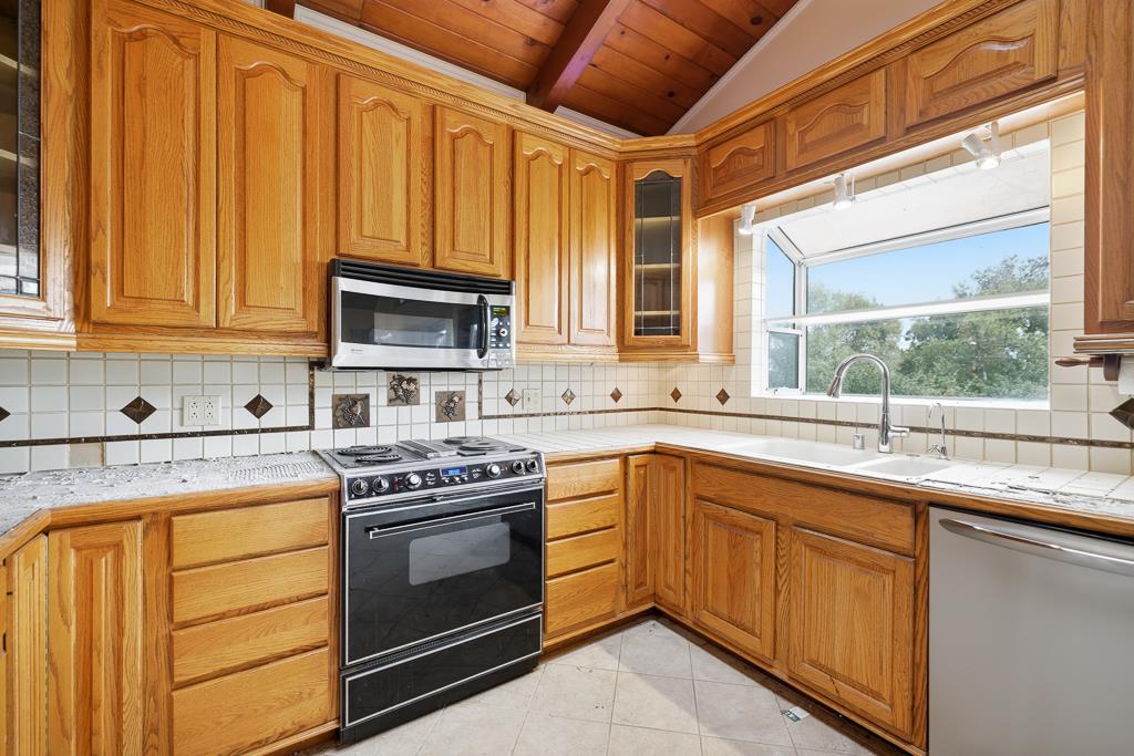 Detail Gallery Image 13 of 53 For 16 Castlewood Dr, Pleasanton,  CA 94566 - 4 Beds | 3 Baths