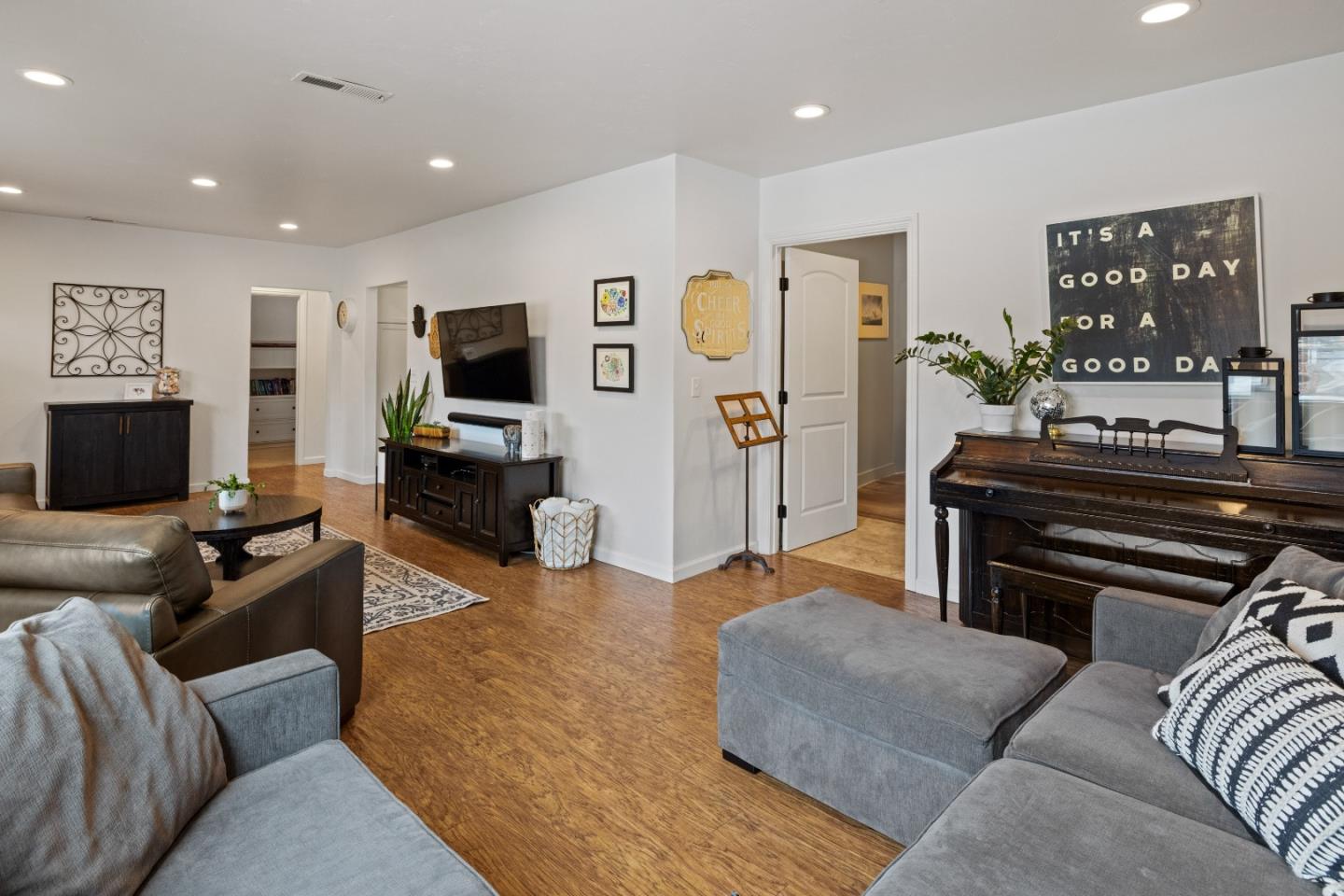 Detail Gallery Image 5 of 38 For 339 Ramona Ave, Monterey,  CA 93940 - 3 Beds | 2 Baths