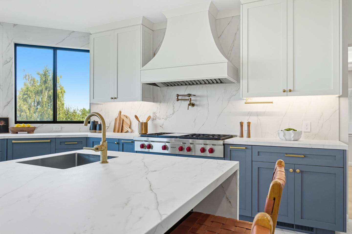 Detail Gallery Image 17 of 113 For 1 Lewis Ranch Rd, San Carlos,  CA 94070 - 6 Beds | 6/1 Baths