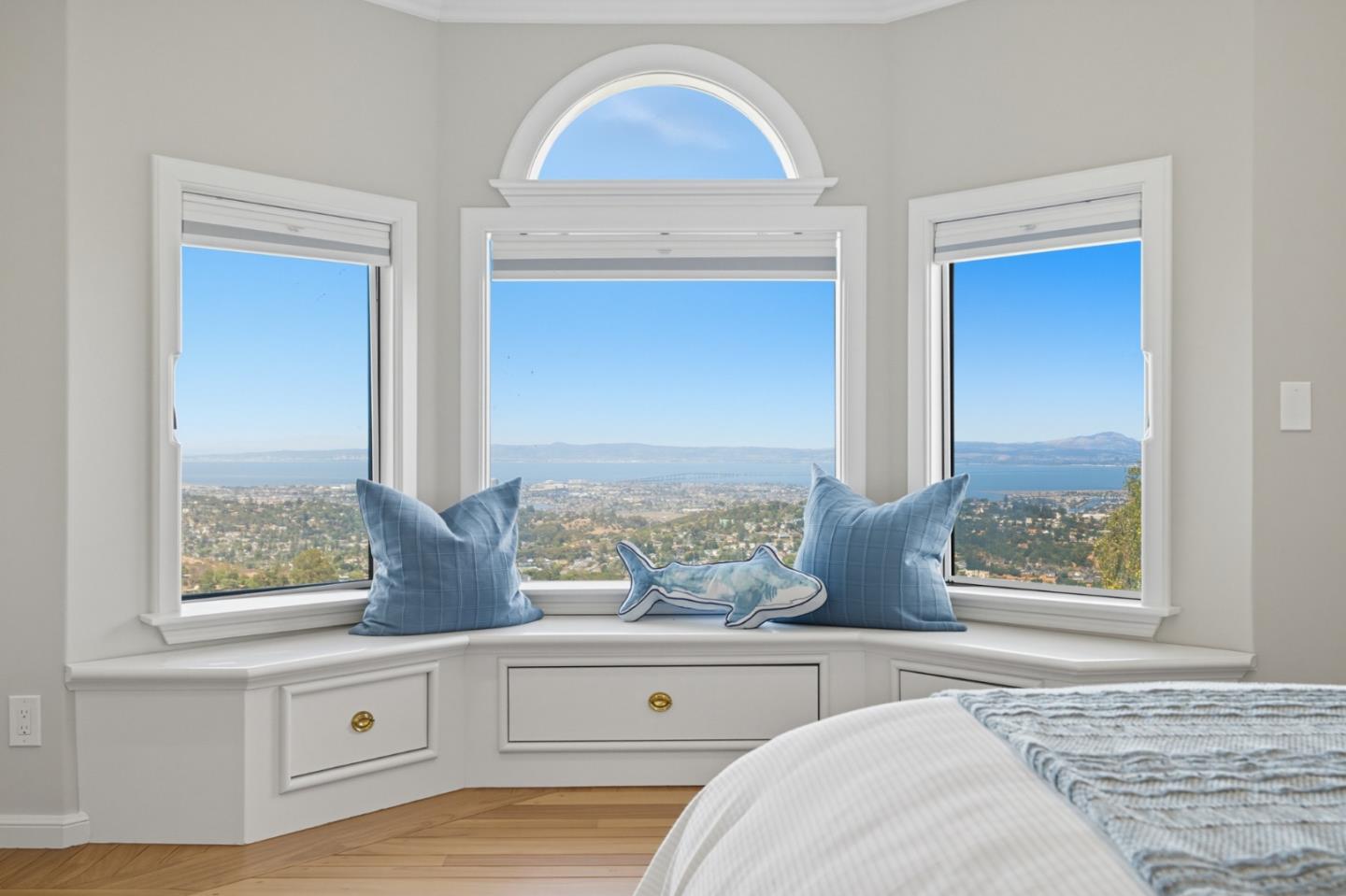 Detail Gallery Image 29 of 113 For 1 Lewis Ranch Rd, San Carlos,  CA 94070 - 6 Beds | 6/1 Baths