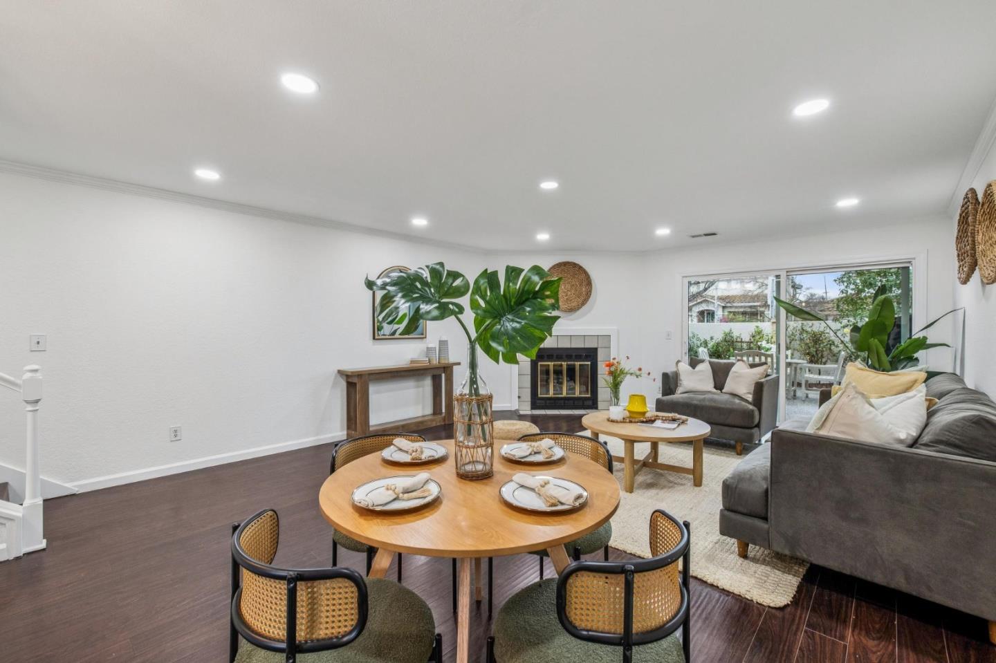 Detail Gallery Image 3 of 34 For 1303 Victoria Ter, Sunnyvale,  CA 94087 - 2 Beds | 2/1 Baths