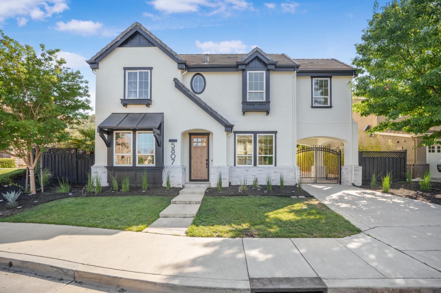 Detail Gallery Image 2 of 75 For 5807 Casita Way, Gilroy,  CA 95020 - 5 Beds | 4 Baths