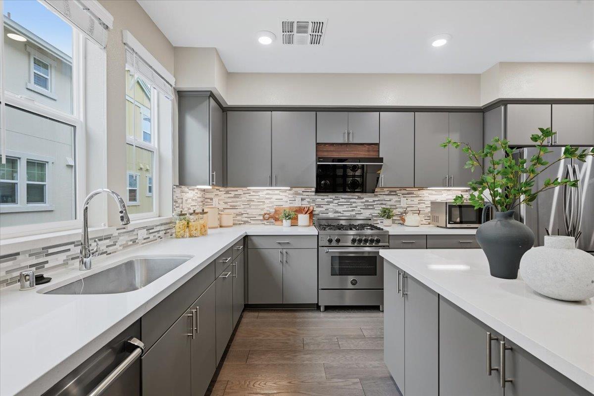 Detail Gallery Image 11 of 59 For 845 De Guigne Dr #2,  Sunnyvale,  CA 94085 - 3 Beds | 2/2 Baths