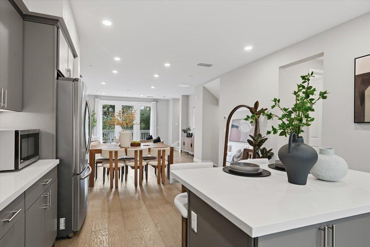 Detail Gallery Image 13 of 59 For 845 De Guigne Dr #2,  Sunnyvale,  CA 94085 - 3 Beds | 2/2 Baths