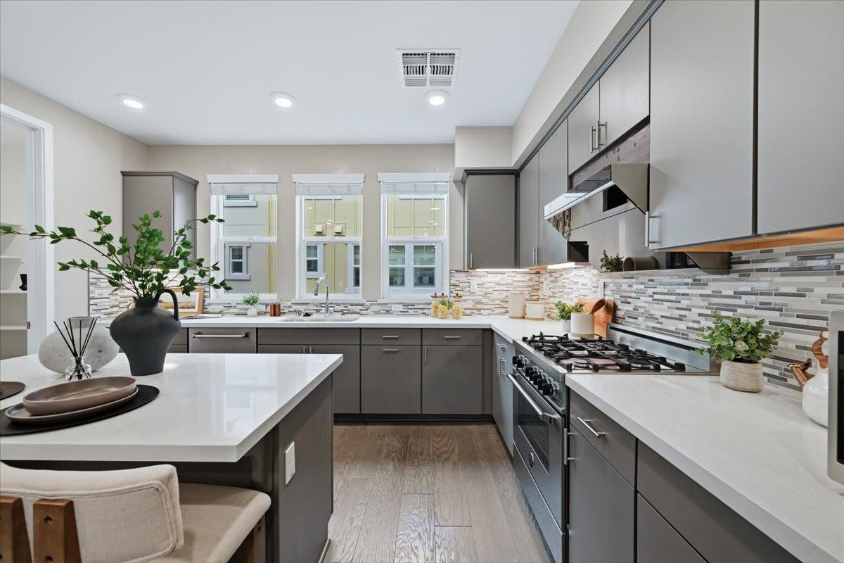 Detail Gallery Image 14 of 59 For 845 De Guigne Dr #2,  Sunnyvale,  CA 94085 - 3 Beds | 2/2 Baths