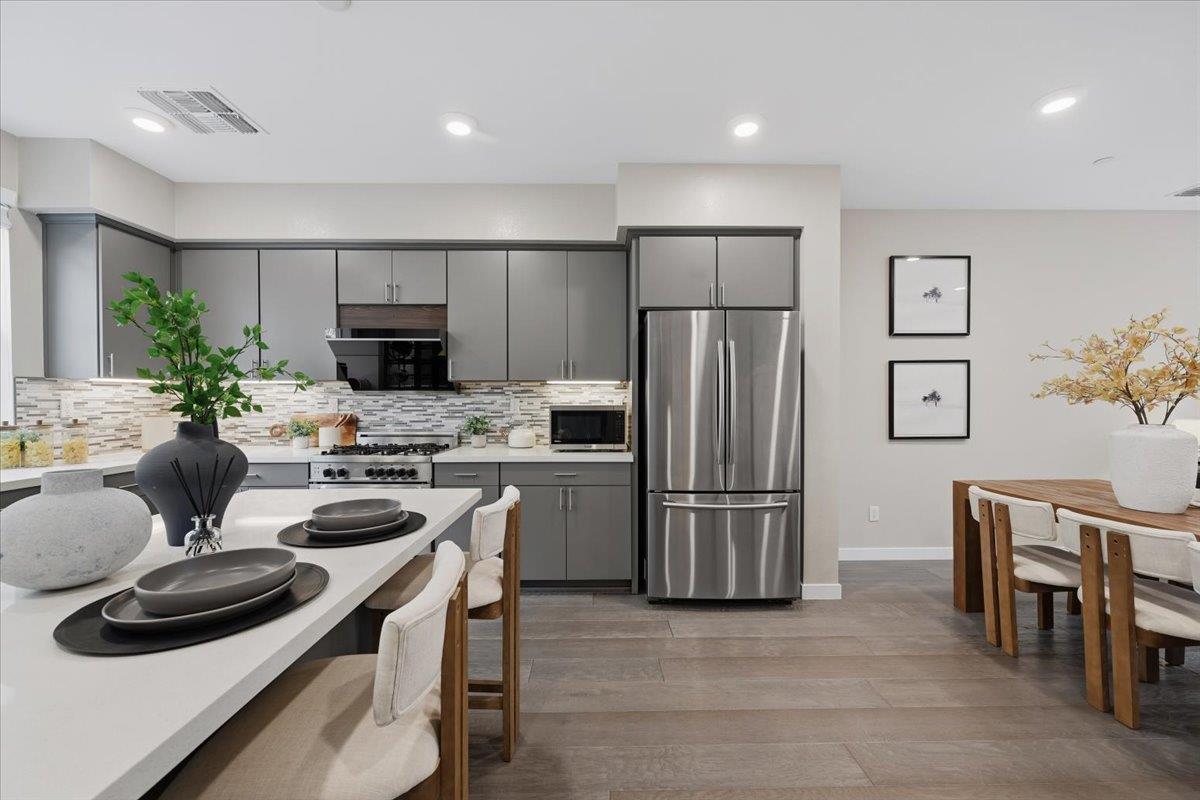 Detail Gallery Image 16 of 59 For 845 De Guigne Dr #2,  Sunnyvale,  CA 94085 - 3 Beds | 2/2 Baths