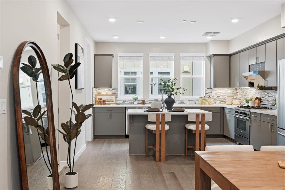 Detail Gallery Image 17 of 59 For 845 De Guigne Dr #2,  Sunnyvale,  CA 94085 - 3 Beds | 2/2 Baths