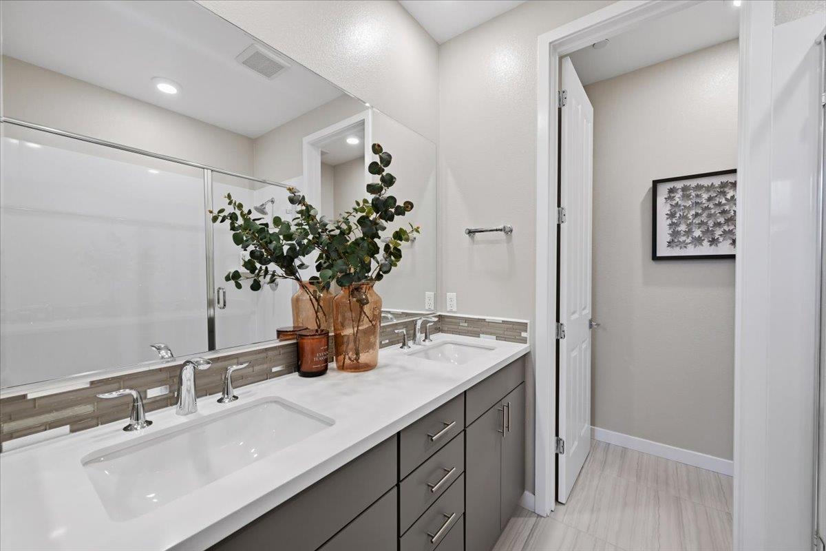 Detail Gallery Image 28 of 59 For 845 De Guigne Dr #2,  Sunnyvale,  CA 94085 - 3 Beds | 2/2 Baths