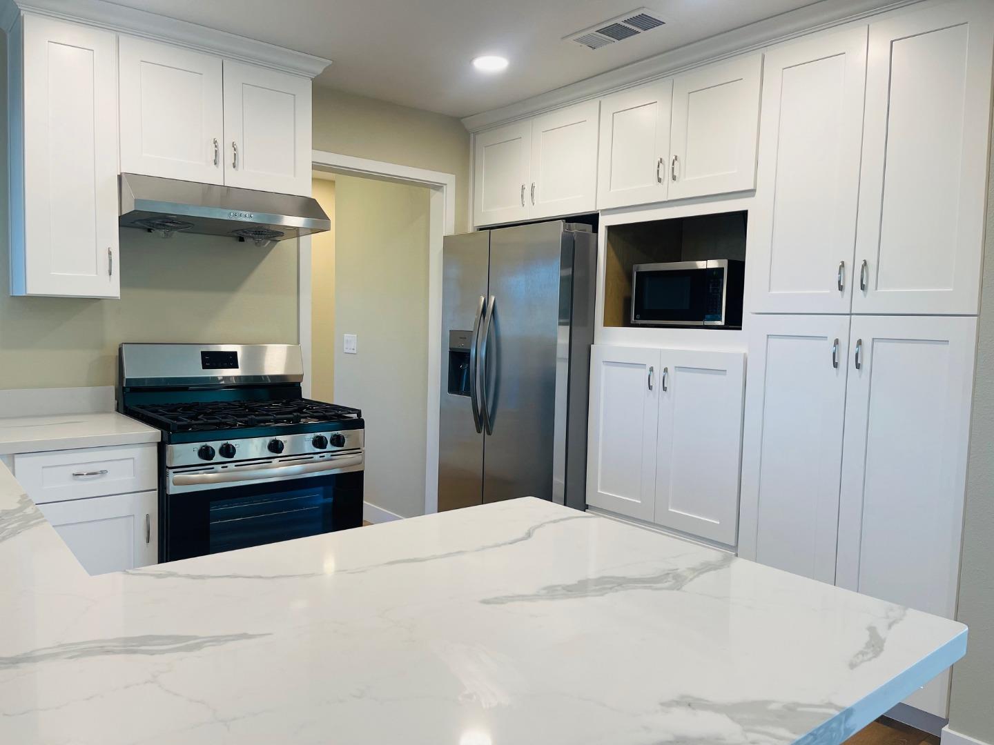 Detail Gallery Image 4 of 15 For 1034 Summerfield Dr, San Jose,  CA 95121 - 3 Beds | 2 Baths