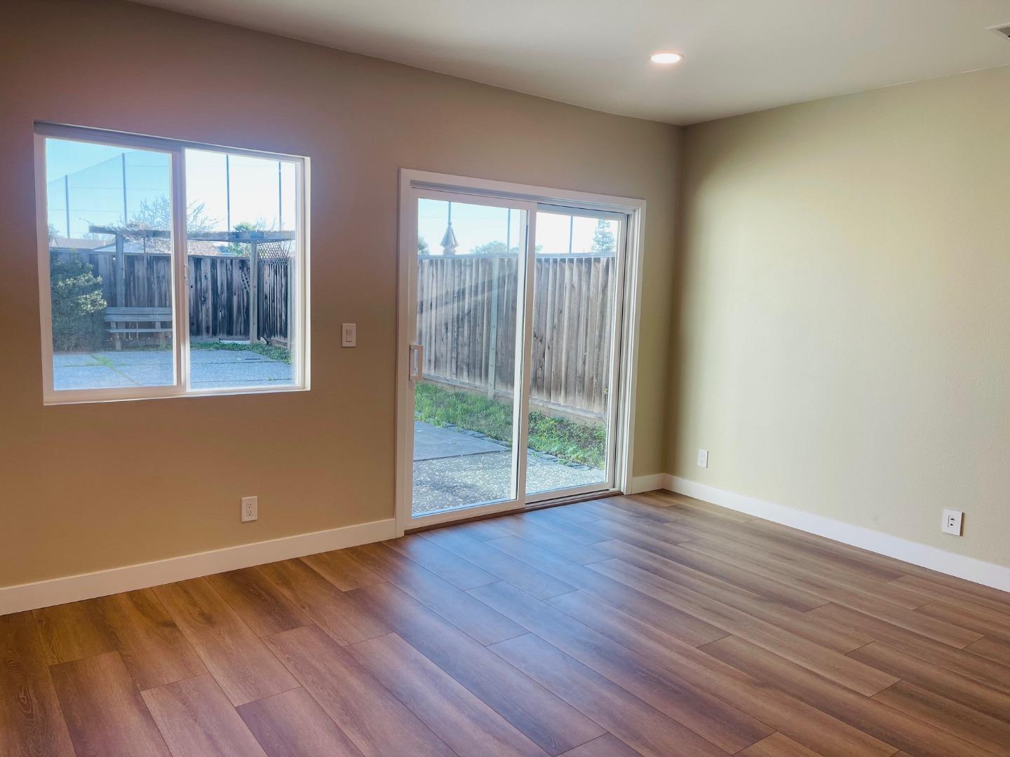 Detail Gallery Image 6 of 15 For 1034 Summerfield Dr, San Jose,  CA 95121 - 3 Beds | 2 Baths