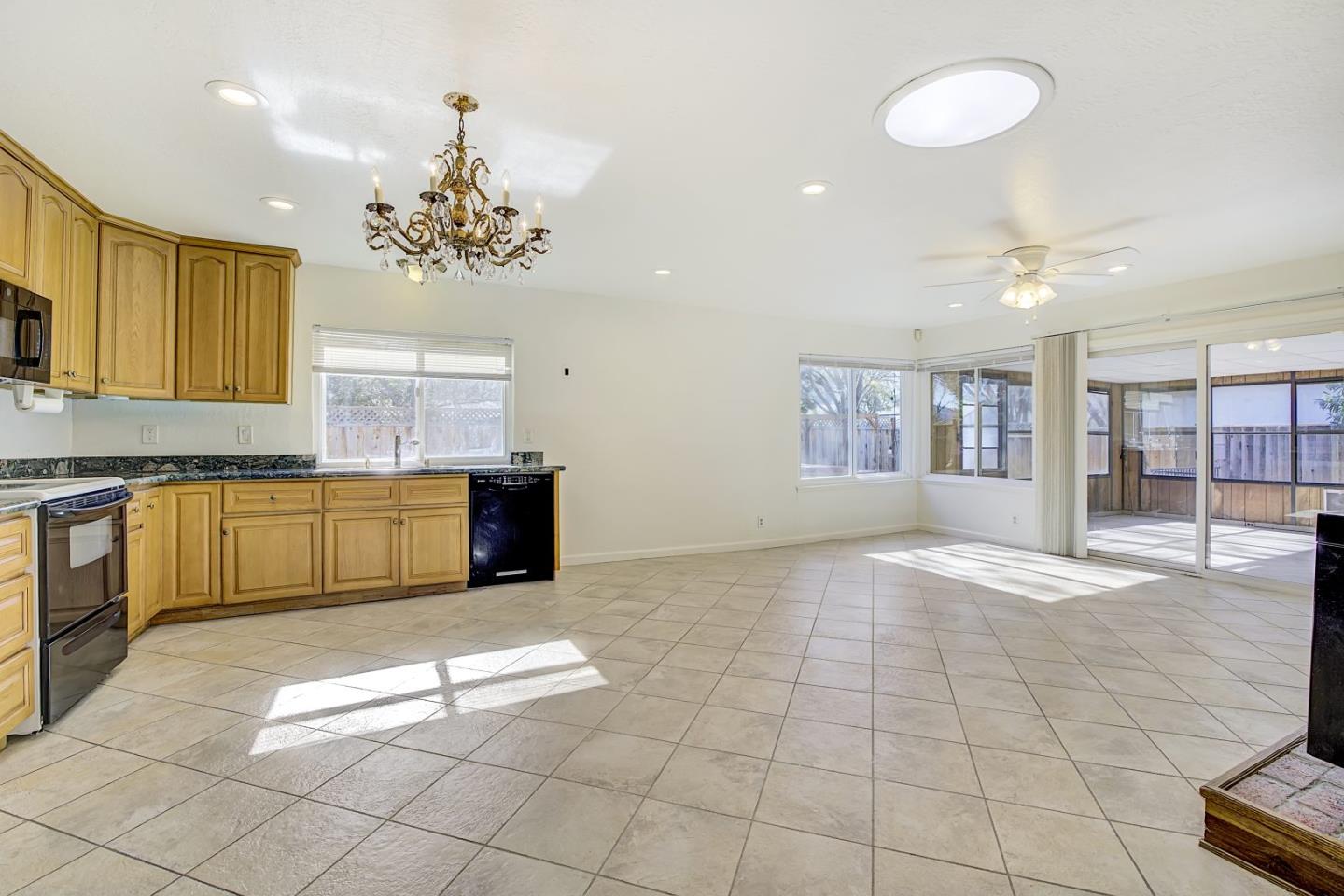 Detail Gallery Image 5 of 45 For 313 Oakberry Way, San Jose,  CA 95123 - 4 Beds | 2 Baths