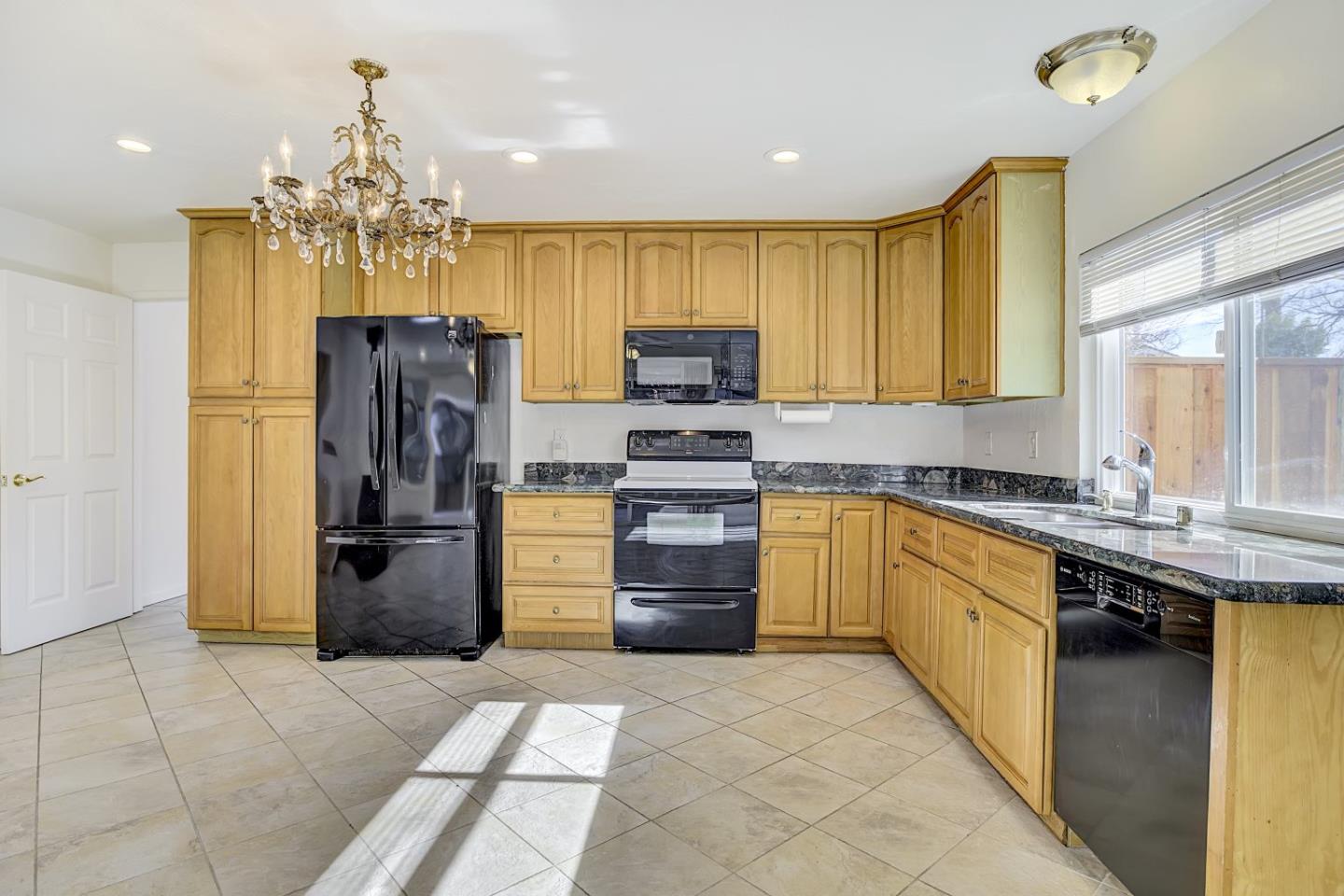 Detail Gallery Image 6 of 45 For 313 Oakberry Way, San Jose,  CA 95123 - 4 Beds | 2 Baths