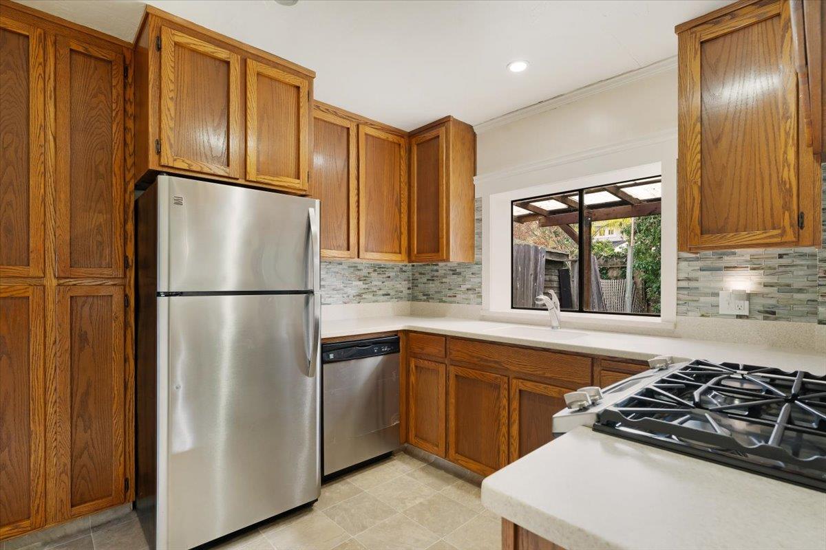 Detail Gallery Image 10 of 28 For 462 Hampstead Way, Santa Cruz,  CA 95062 - 3 Beds | 2 Baths