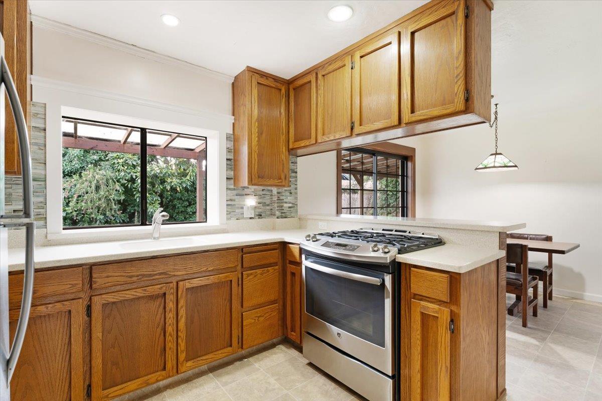 Detail Gallery Image 11 of 28 For 462 Hampstead Way, Santa Cruz,  CA 95062 - 3 Beds | 2 Baths