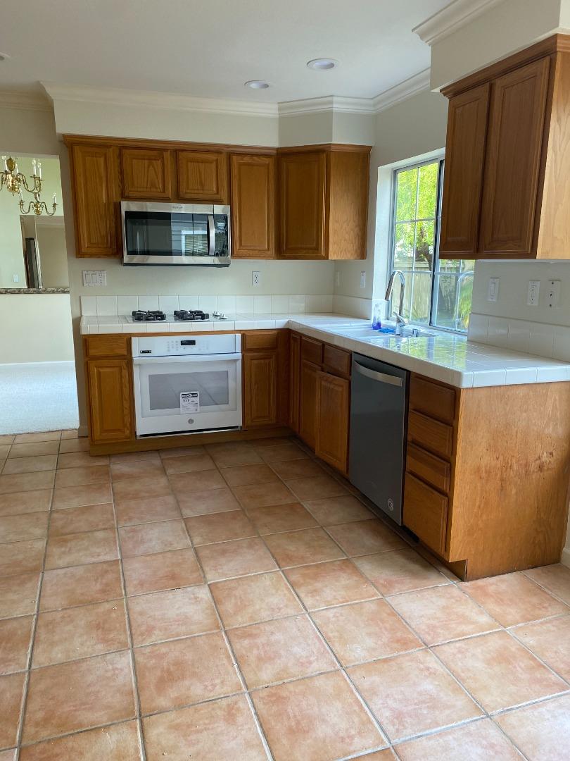 Detail Gallery Image 6 of 28 For 323 Montserrat Dr, Redwood City,  CA 94065 - 3 Beds | 2/1 Baths