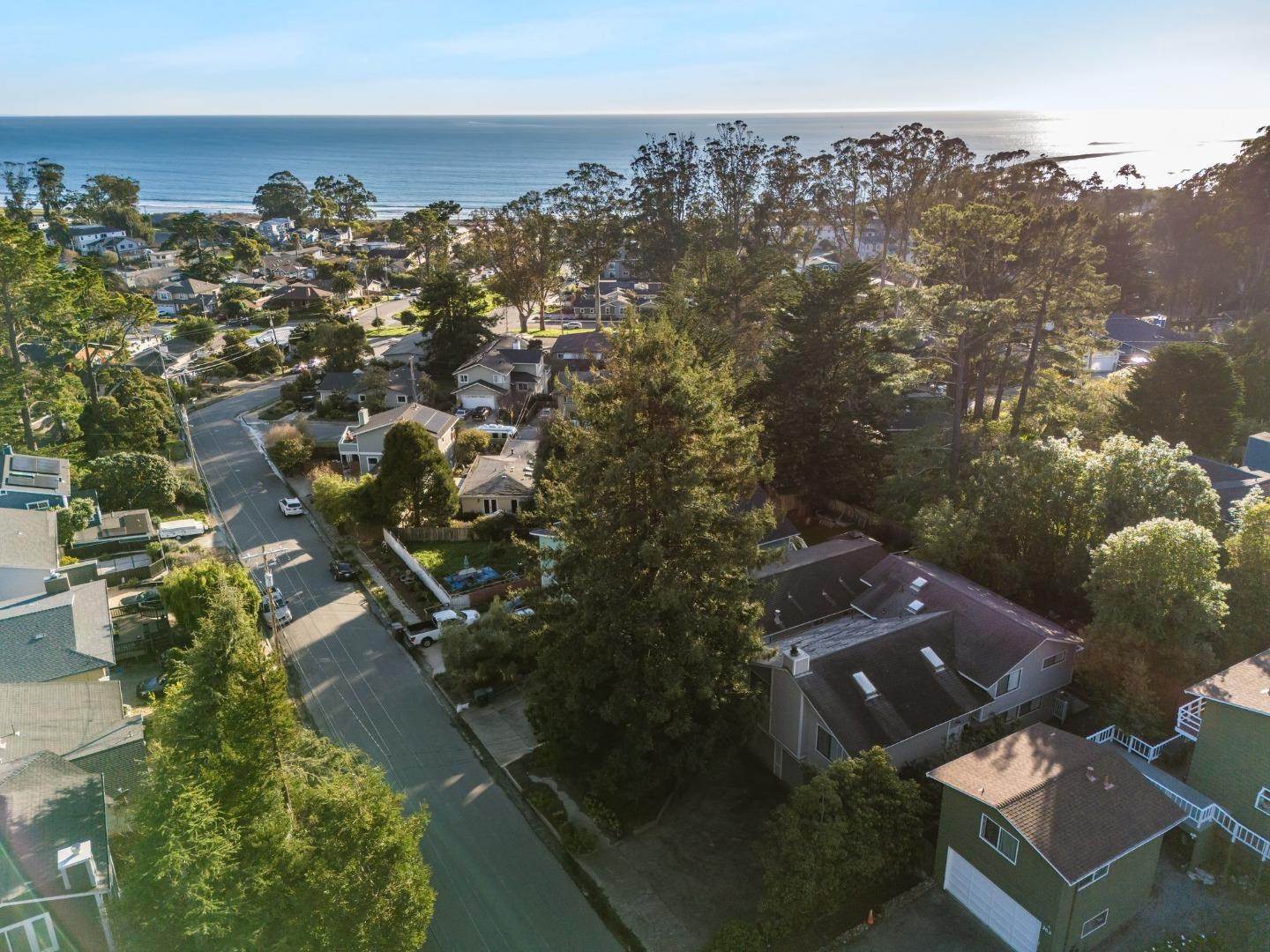Detail Gallery Image 11 of 15 For 355 Avenue Portola, El Granada,  CA 94019 - 4 Beds | 3 Baths