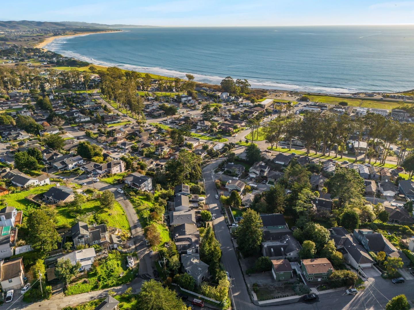 Detail Gallery Image 13 of 15 For 355 Avenue Portola, El Granada,  CA 94019 - 4 Beds | 3 Baths