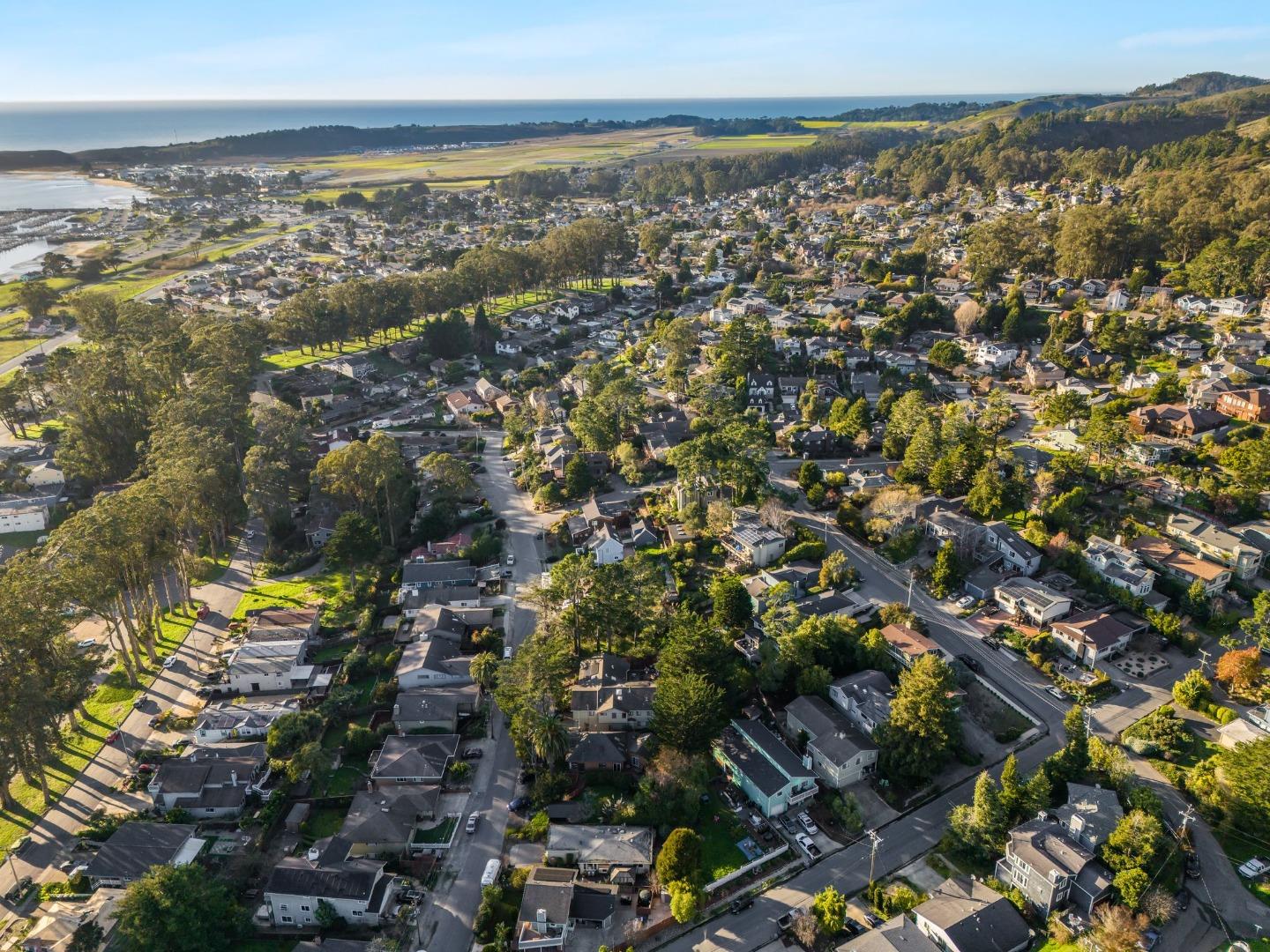 Detail Gallery Image 14 of 15 For 355 Avenue Portola, El Granada,  CA 94019 - 4 Beds | 3 Baths