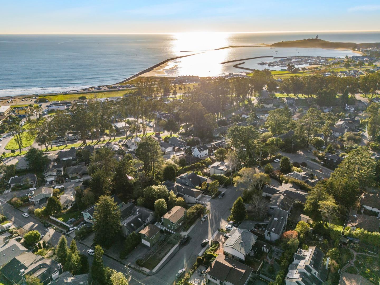 Detail Gallery Image 35 of 38 For 355 Avenue Portola, El Granada,  CA 94019 - 4 Beds | 3 Baths