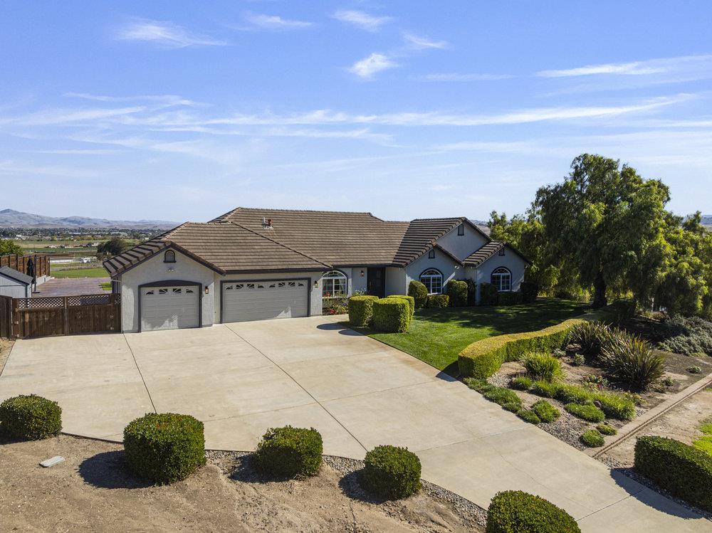 Detail Gallery Image 3 of 73 For 1431 Union Hts, Hollister,  CA 95023 - 3 Beds | 2/1 Baths