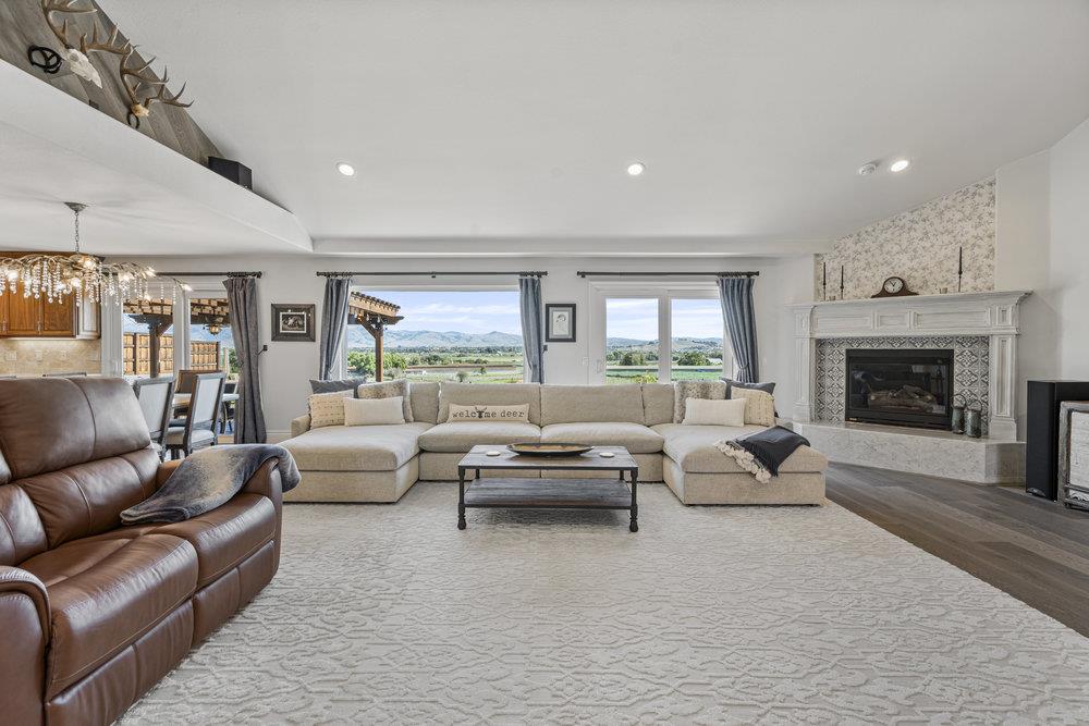 Detail Gallery Image 7 of 73 For 1431 Union Hts, Hollister,  CA 95023 - 3 Beds | 2/1 Baths