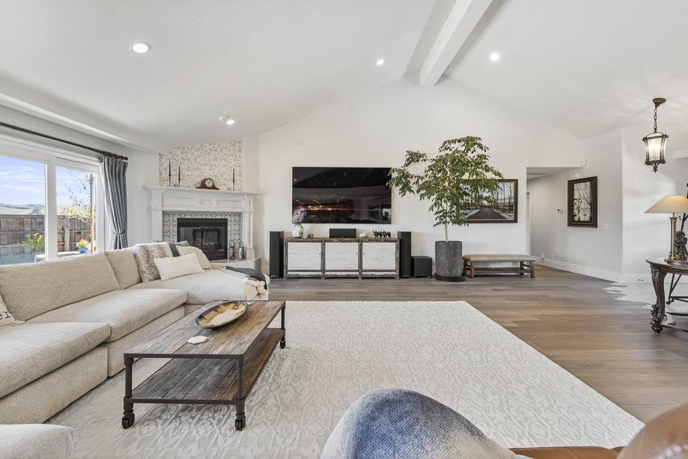 Detail Gallery Image 8 of 73 For 1431 Union Hts, Hollister,  CA 95023 - 3 Beds | 2/1 Baths