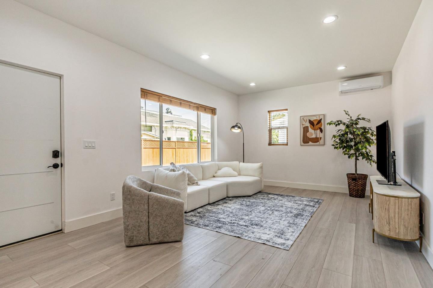 Detail Gallery Image 13 of 61 For 371 Menker Ave, San Jose,  CA 95128 - 5 Beds | 4 Baths