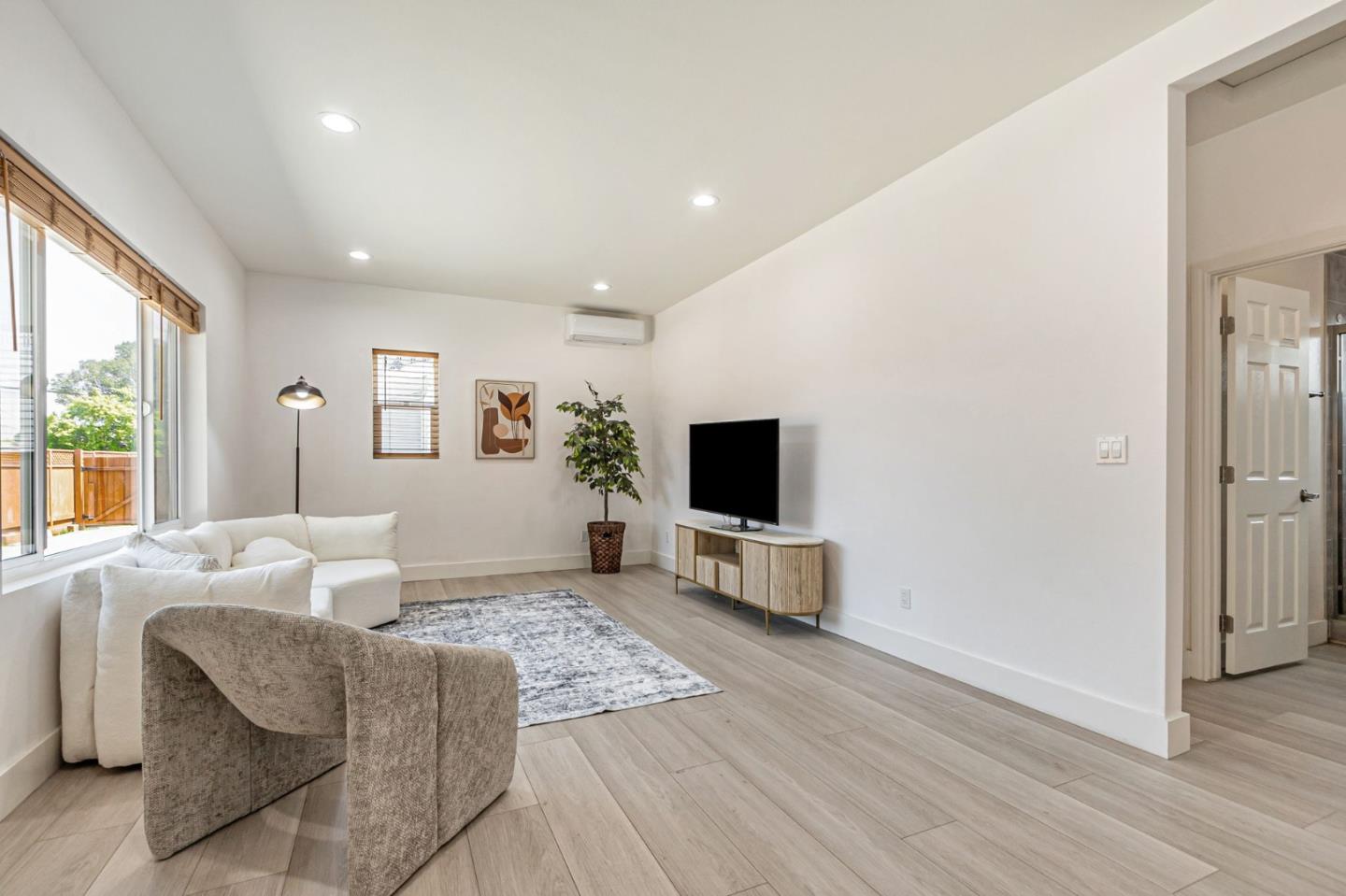 Detail Gallery Image 14 of 61 For 371 Menker Ave, San Jose,  CA 95128 - 5 Beds | 4 Baths