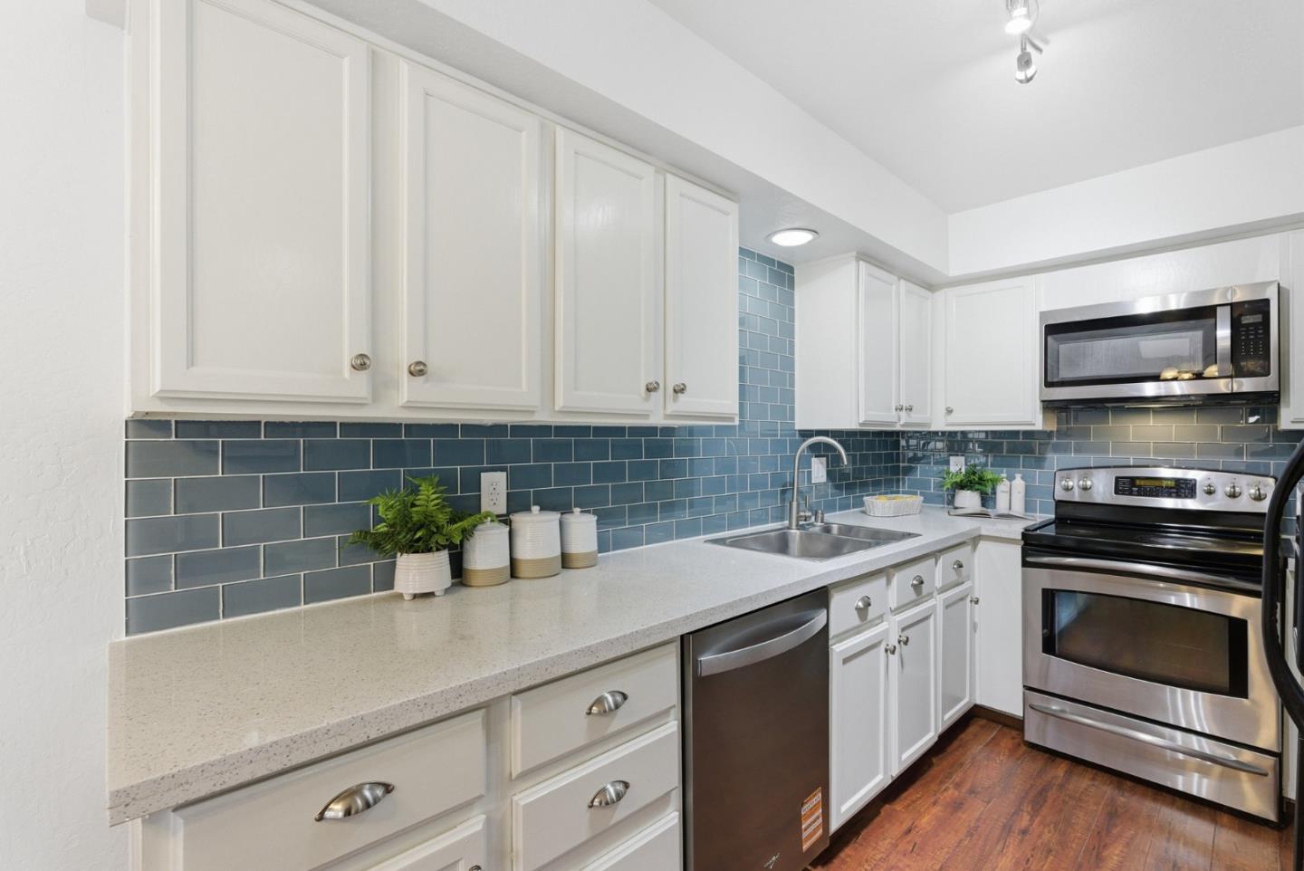 Detail Gallery Image 10 of 39 For 1005 Helen Ave #2,  Sunnyvale,  CA 94086 - 2 Beds | 2 Baths