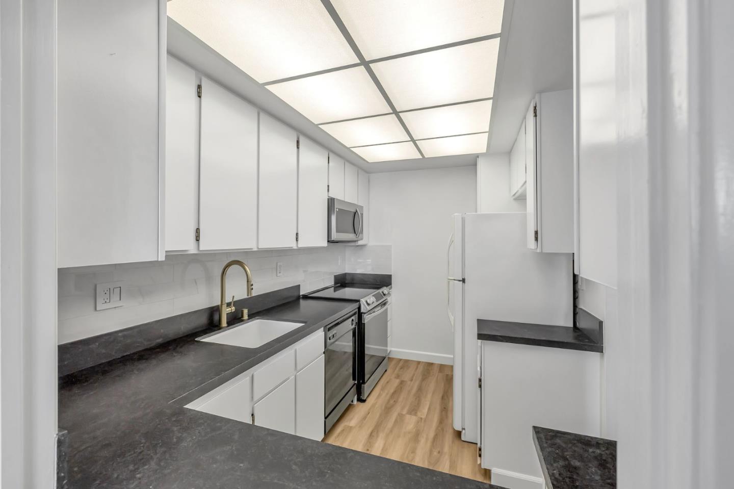 Detail Gallery Image 12 of 39 For 1515 Floribunda Ave #205,  Burlingame,  CA 94010 - 2 Beds | 2 Baths