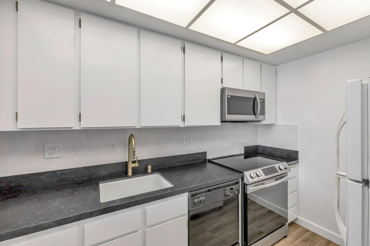 Detail Gallery Image 13 of 39 For 1515 Floribunda Ave #205,  Burlingame,  CA 94010 - 2 Beds | 2 Baths