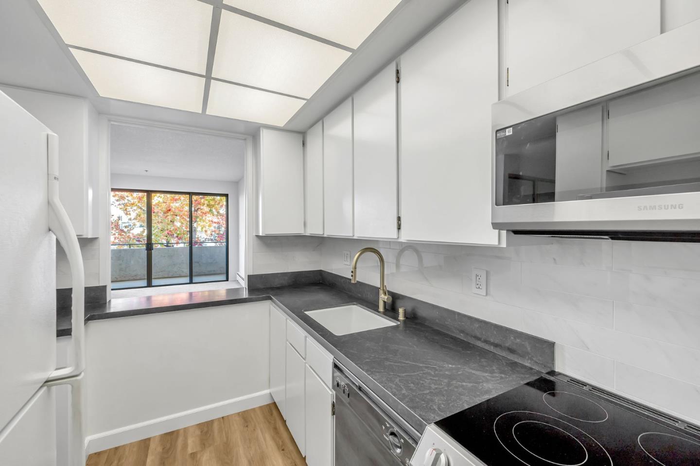 Detail Gallery Image 15 of 39 For 1515 Floribunda Ave #205,  Burlingame,  CA 94010 - 2 Beds | 2 Baths