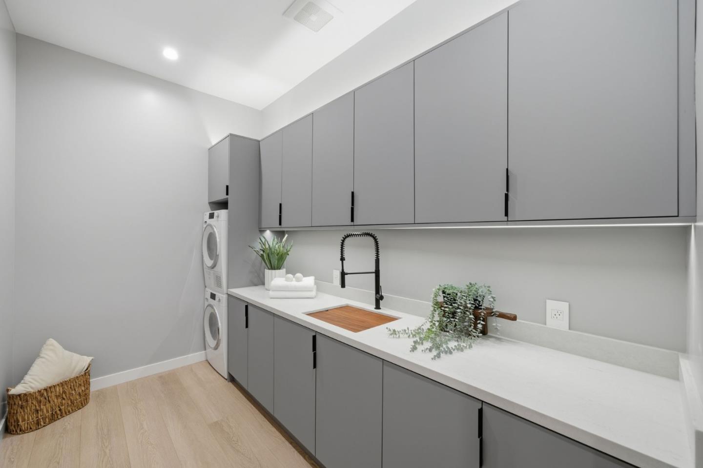 Detail Gallery Image 33 of 49 For 90 Crescent Dr, Palo Alto,  CA 94301 - 5 Beds | 5/2 Baths