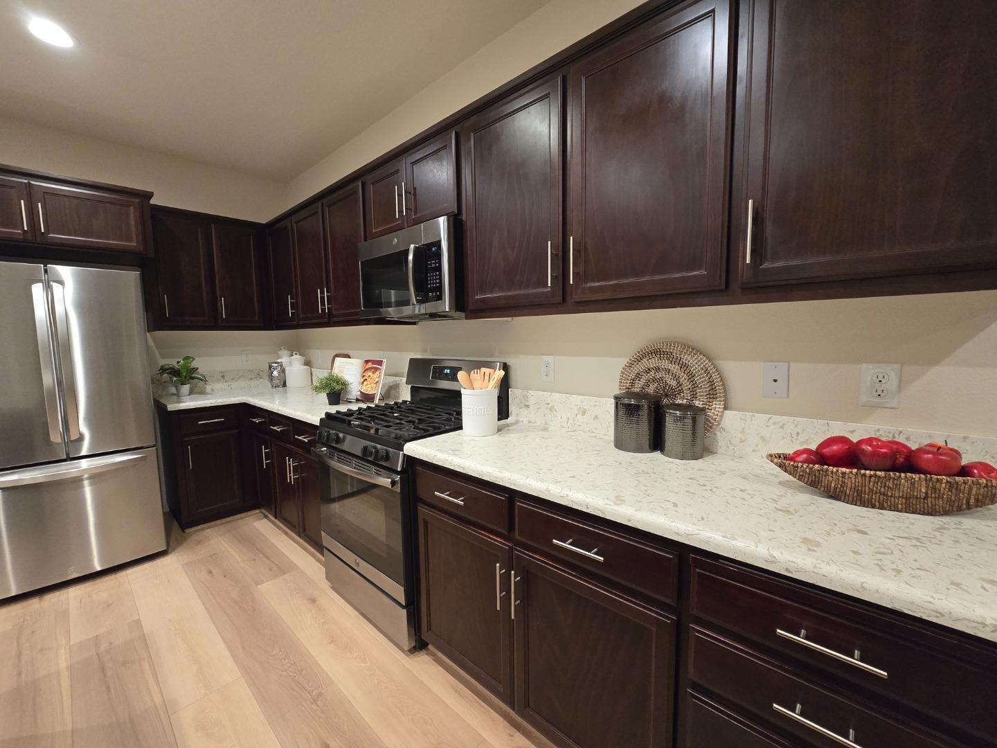 Detail Gallery Image 4 of 15 For 824 Fargo St, Stockton,  CA 95204 - 5 Beds | 3 Baths