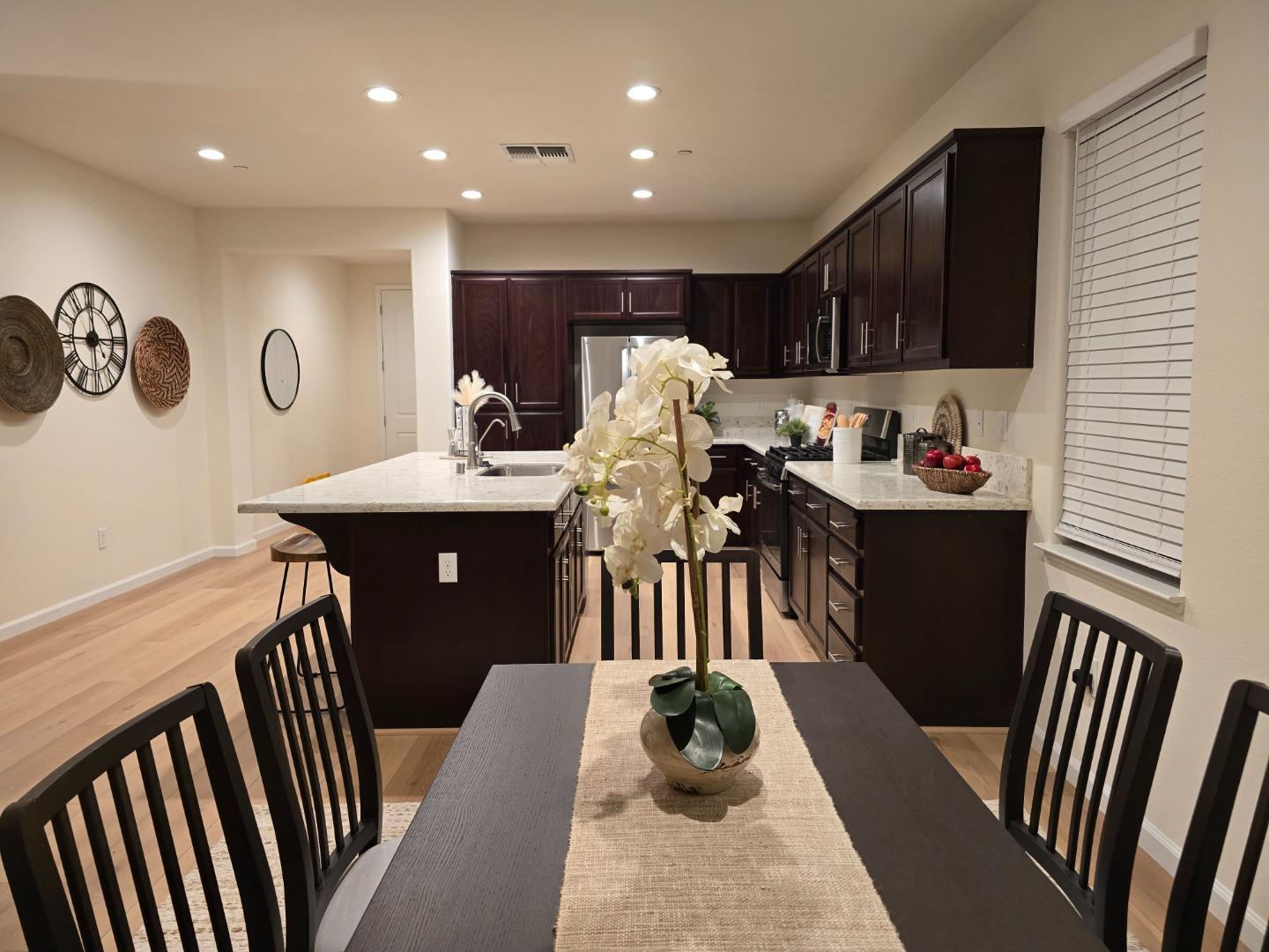 Detail Gallery Image 5 of 15 For 824 Fargo St, Stockton,  CA 95204 - 5 Beds | 3 Baths