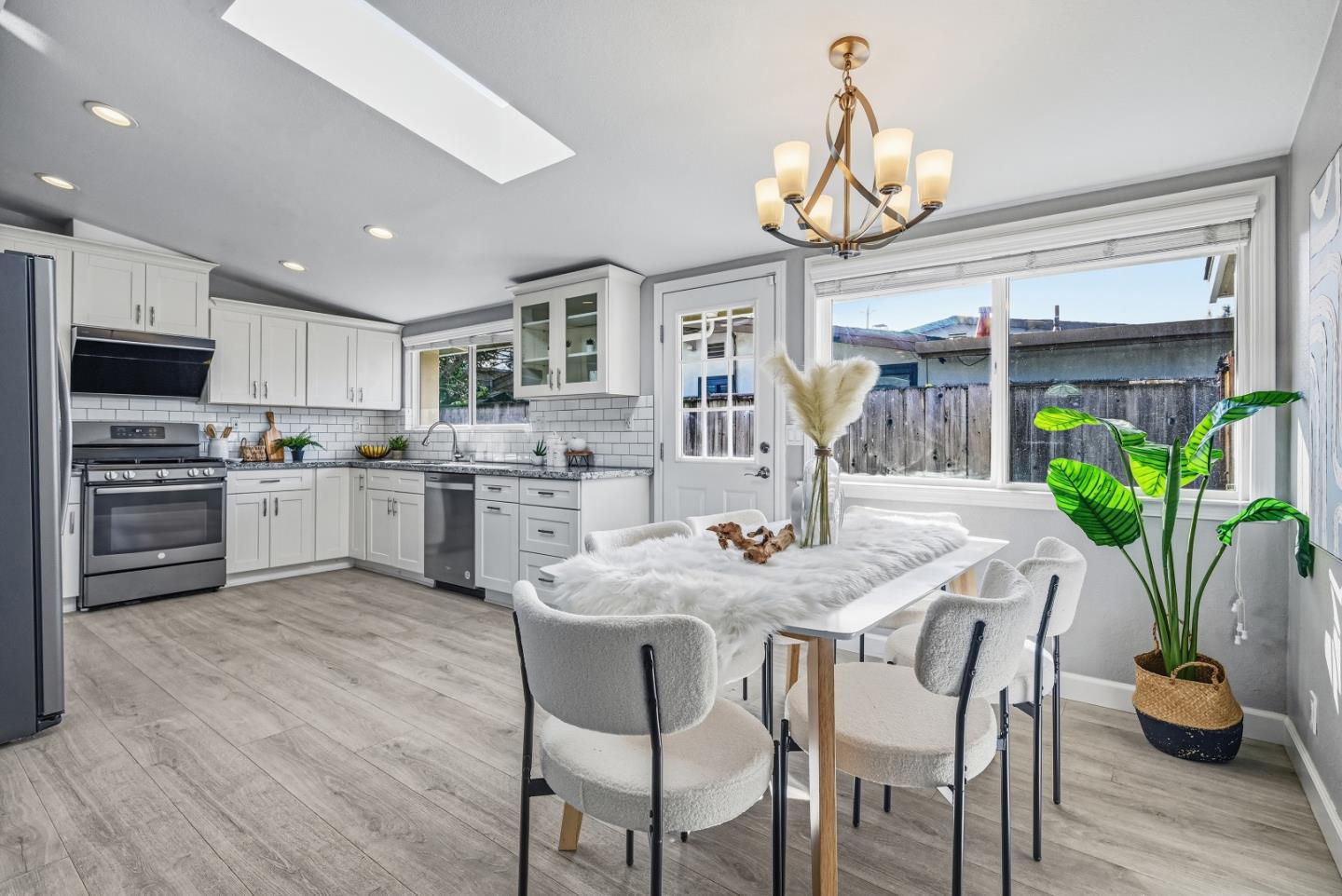 Detail Gallery Image 6 of 41 For 984 Fairwood Ave, Sunnyvale,  CA 94089 - 3 Beds | 2 Baths