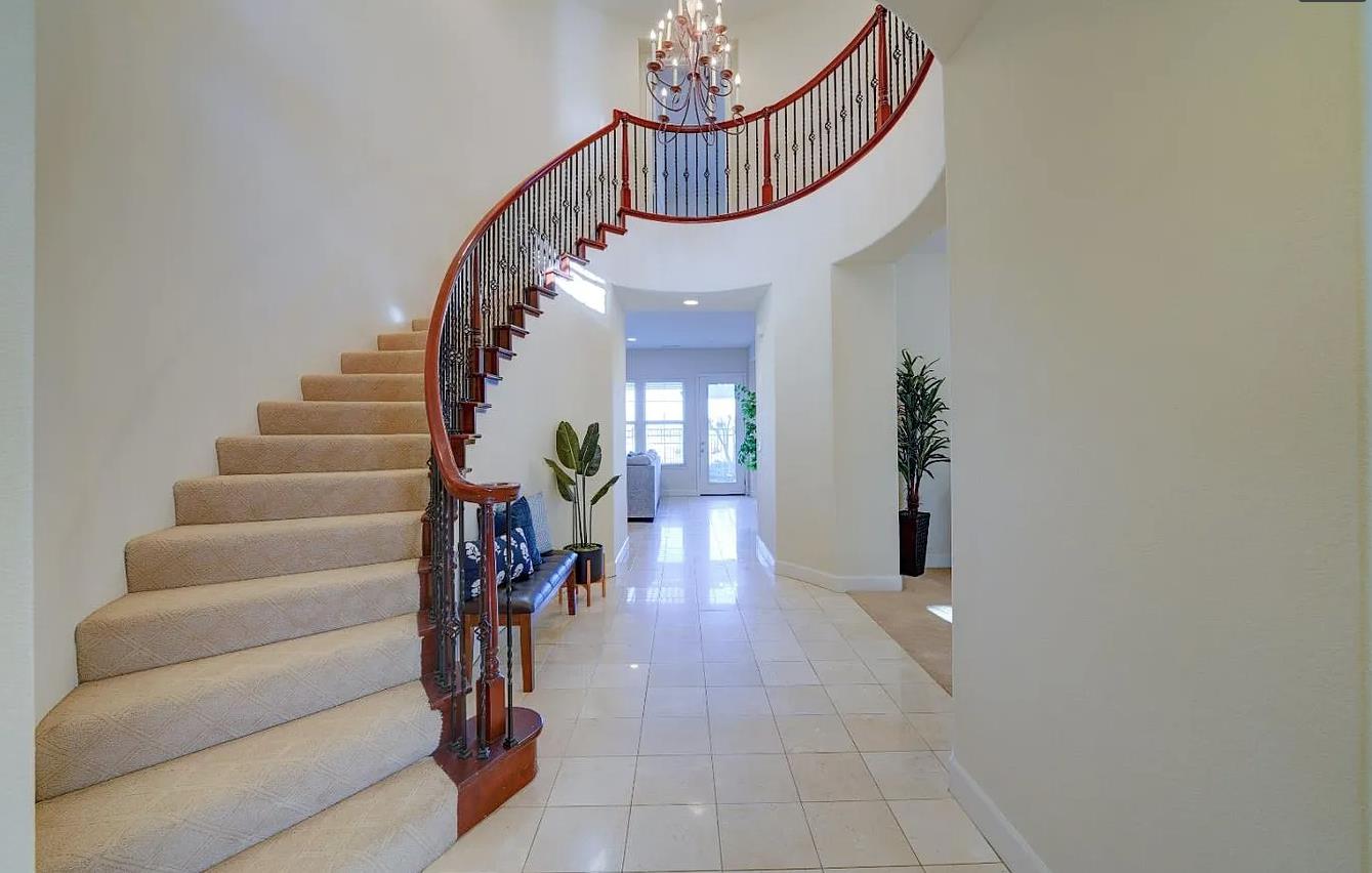 Detail Gallery Image 2 of 32 For 7440 Carnoustie Ct, Gilroy,  CA 95020 - 6 Beds | 5/1 Baths