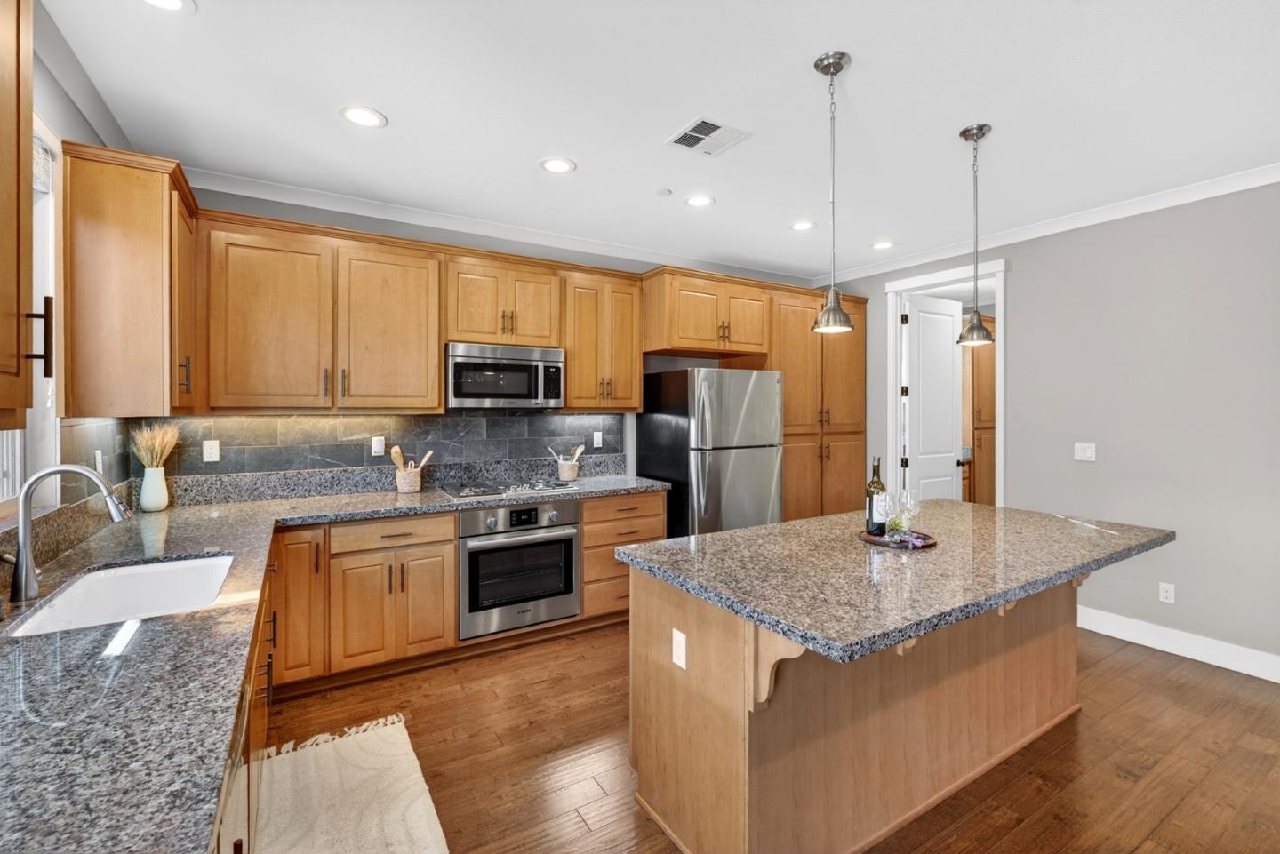 Detail Gallery Image 10 of 60 For 1557 Santana Ranch Dr, Hollister,  CA 95023 - 4 Beds | 3 Baths