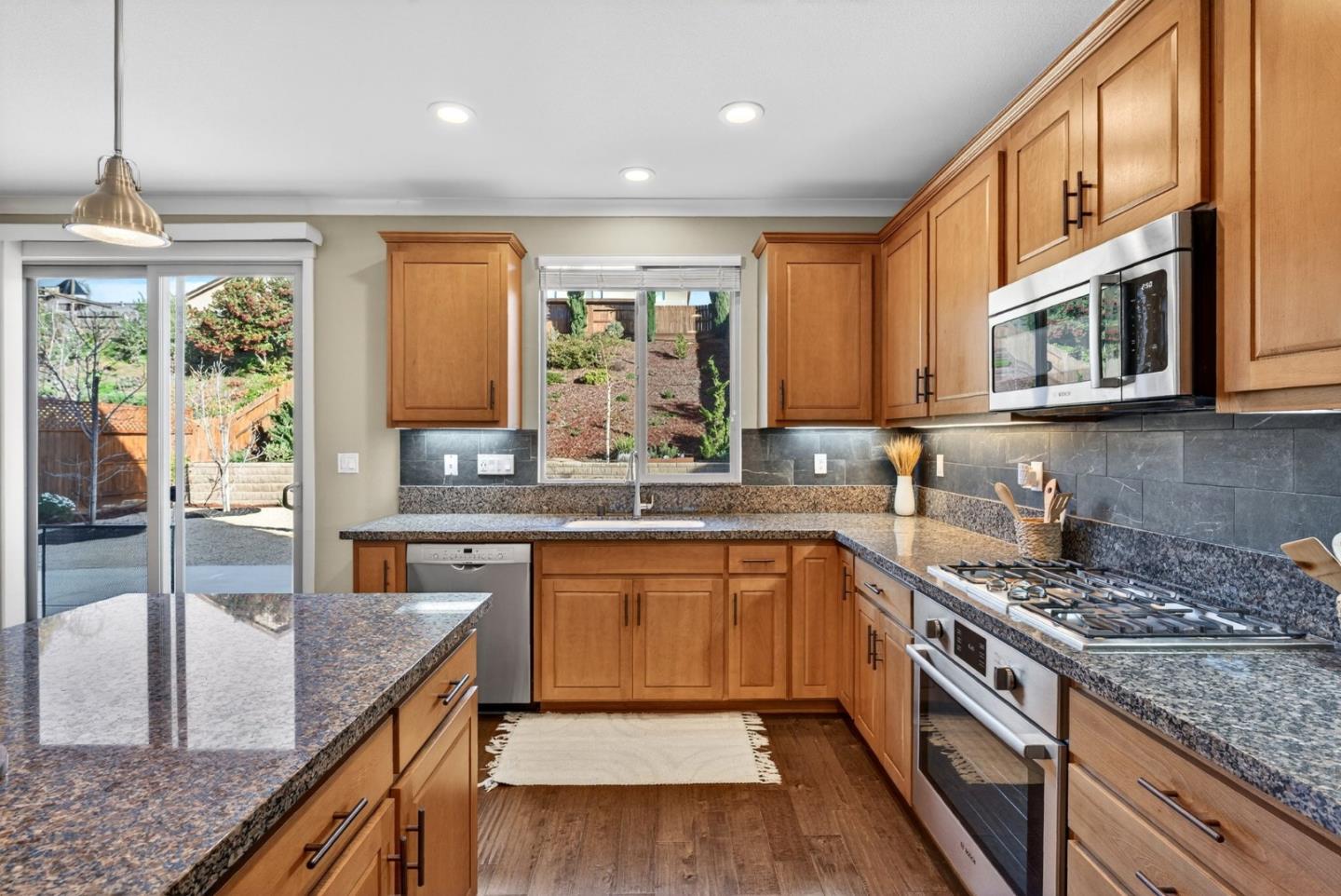 Detail Gallery Image 12 of 60 For 1557 Santana Ranch Dr, Hollister,  CA 95023 - 4 Beds | 3 Baths