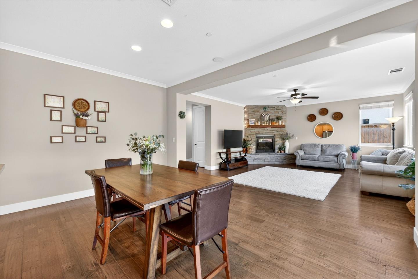 Detail Gallery Image 14 of 60 For 1557 Santana Ranch Dr, Hollister,  CA 95023 - 4 Beds | 3 Baths