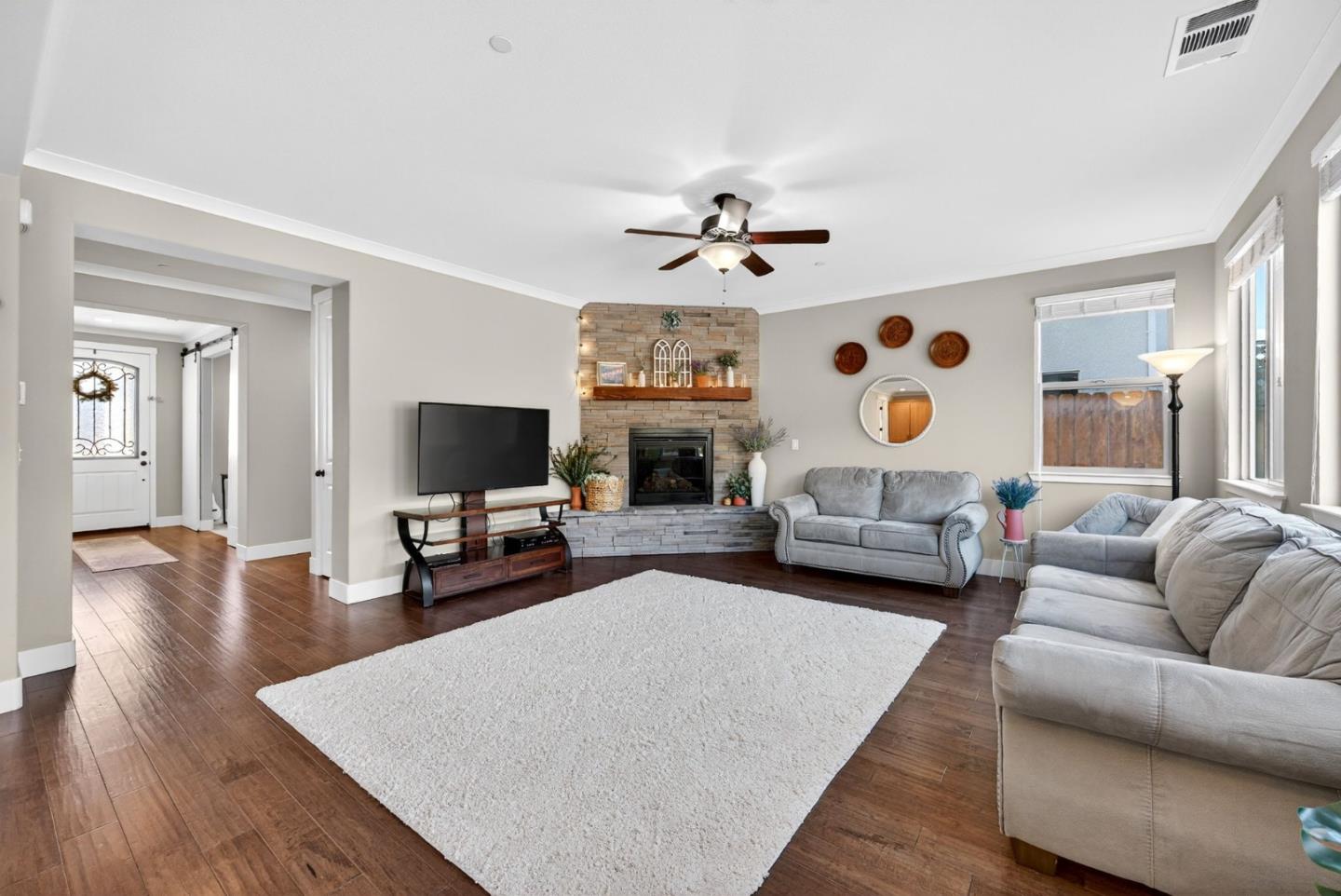 Detail Gallery Image 15 of 60 For 1557 Santana Ranch Dr, Hollister,  CA 95023 - 4 Beds | 3 Baths