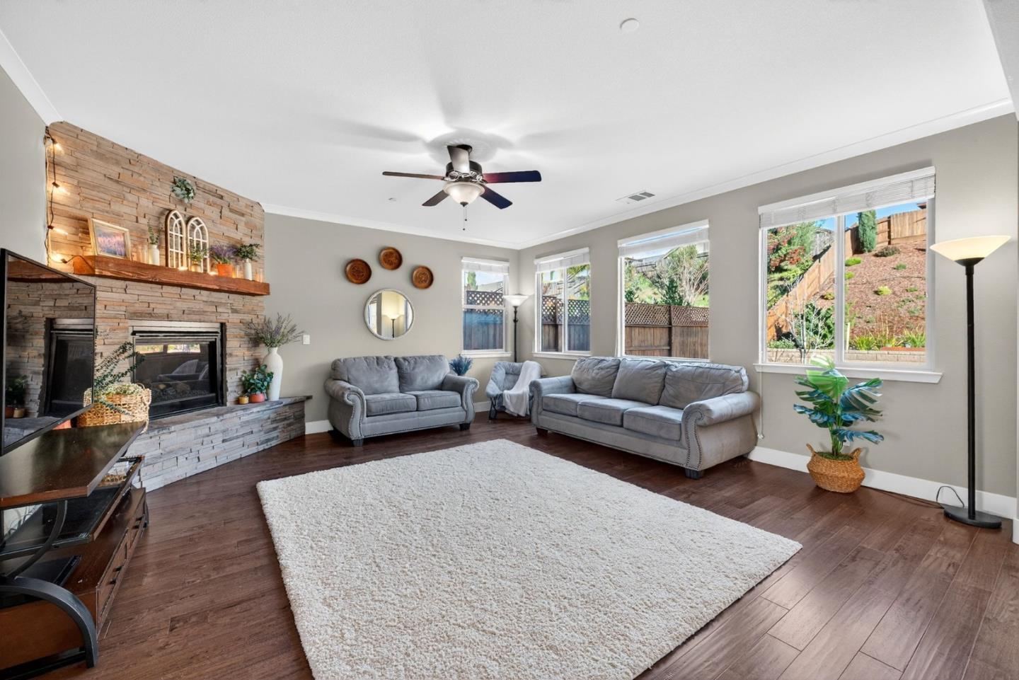 Detail Gallery Image 16 of 60 For 1557 Santana Ranch Dr, Hollister,  CA 95023 - 4 Beds | 3 Baths