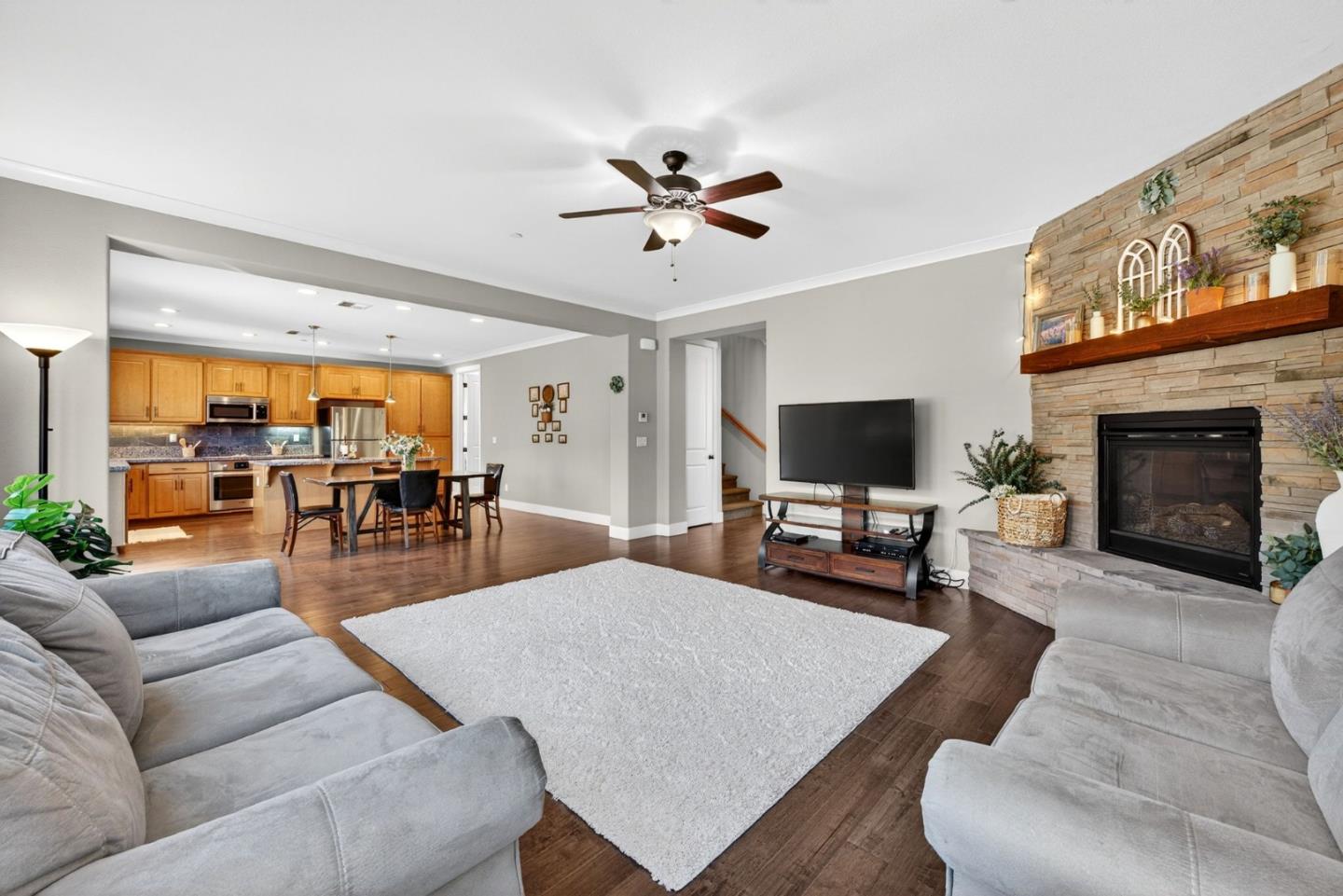 Detail Gallery Image 17 of 60 For 1557 Santana Ranch Dr, Hollister,  CA 95023 - 4 Beds | 3 Baths