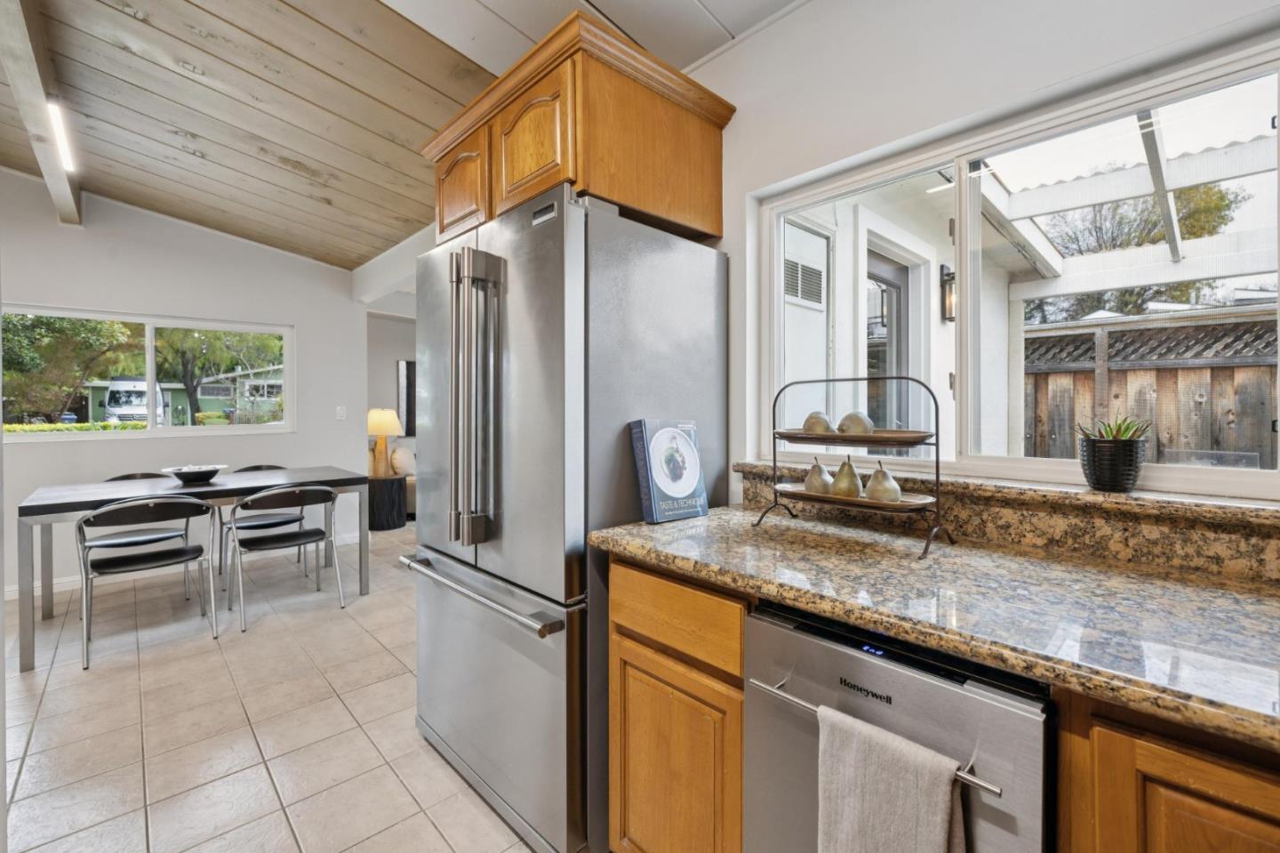 Detail Gallery Image 13 of 44 For 810 Emily Dr, Mountain View,  CA 94043 - 3 Beds | 1 Baths