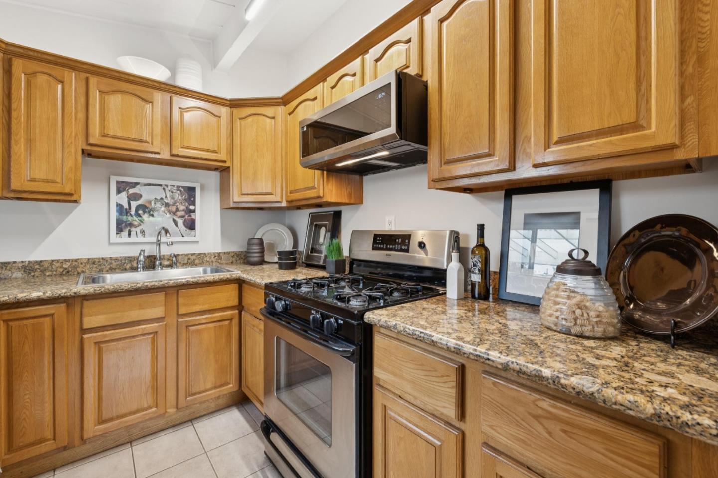 Detail Gallery Image 14 of 44 For 810 Emily Dr, Mountain View,  CA 94043 - 3 Beds | 1 Baths