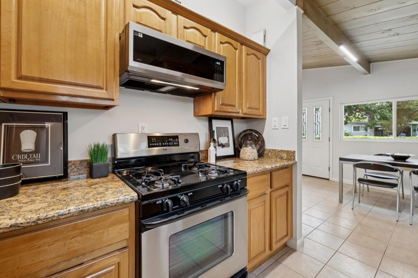 Detail Gallery Image 16 of 44 For 810 Emily Dr, Mountain View,  CA 94043 - 3 Beds | 1 Baths