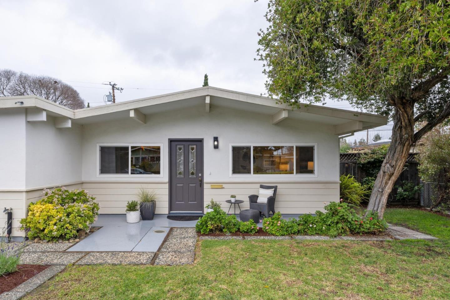 Detail Gallery Image 4 of 44 For 810 Emily Dr, Mountain View,  CA 94043 - 3 Beds | 1 Baths