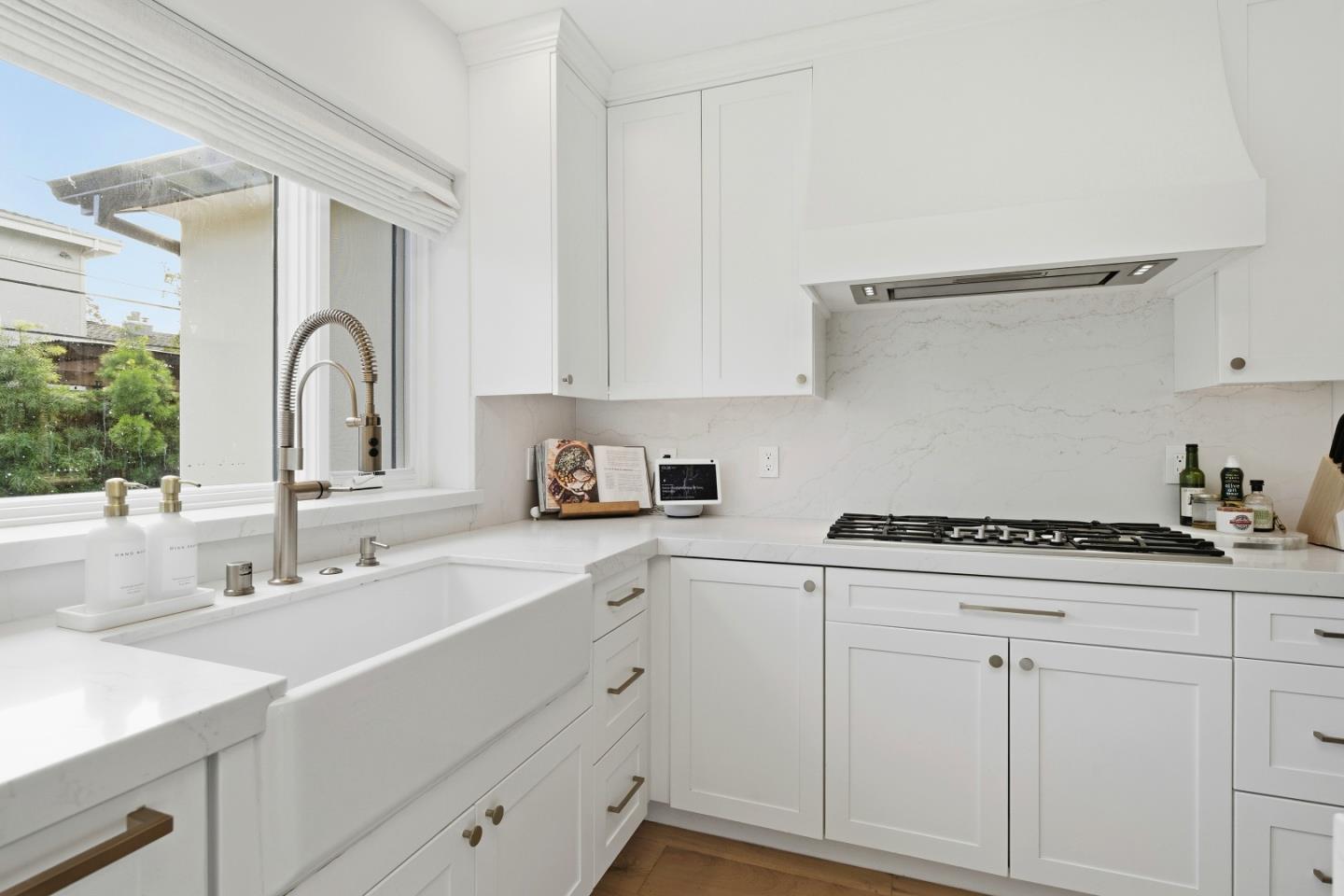 Detail Gallery Image 6 of 26 For 1129 Clovelly Ln, Burlingame,  CA 94010 - 3 Beds | 3 Baths